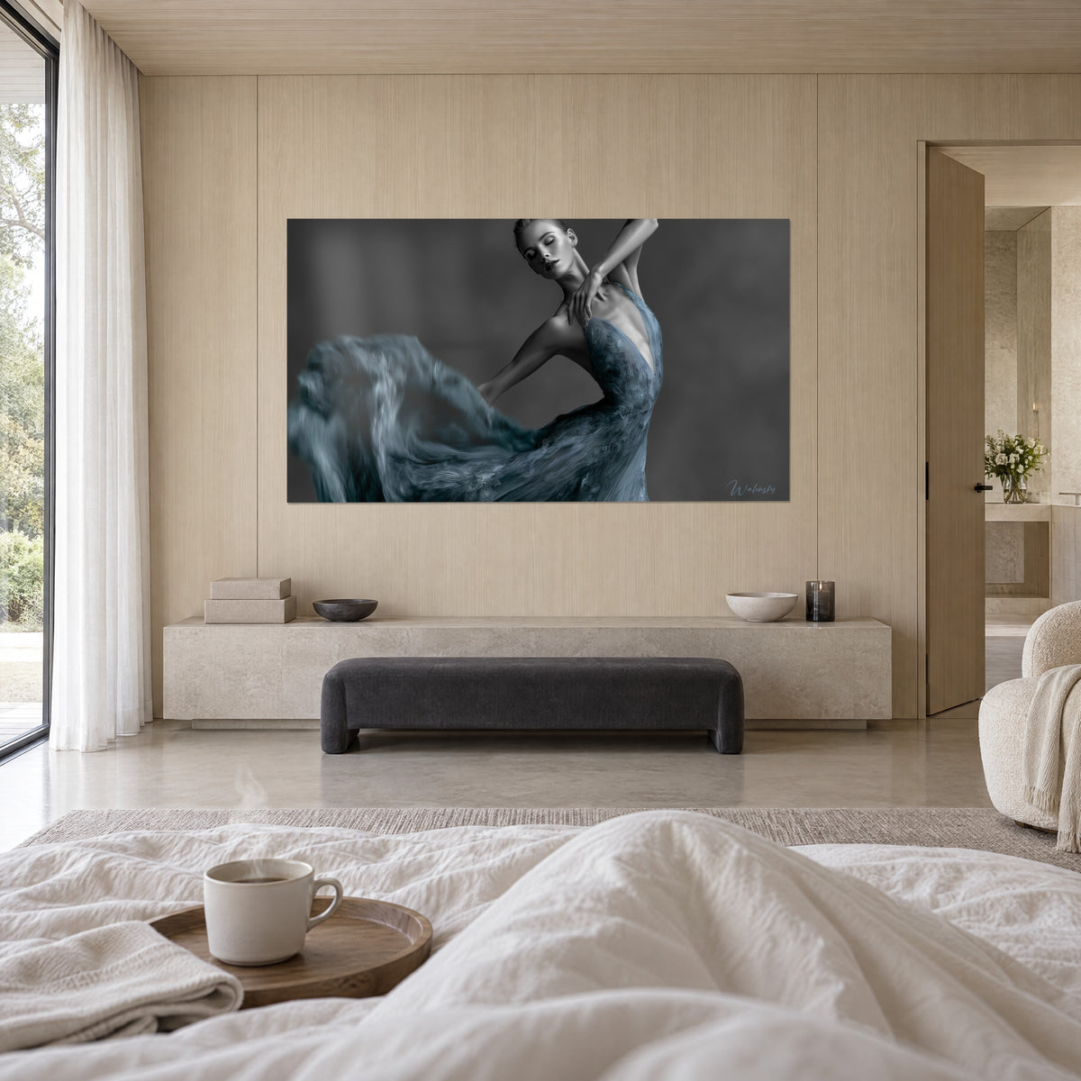 Gemälde geschwungene weibliche Silhouette, petrolblaue Spitze auf anthrazitfarbenem Grund, wogender, verschwommener Rock, über einem Bett in einem hellen Schlafzimmer