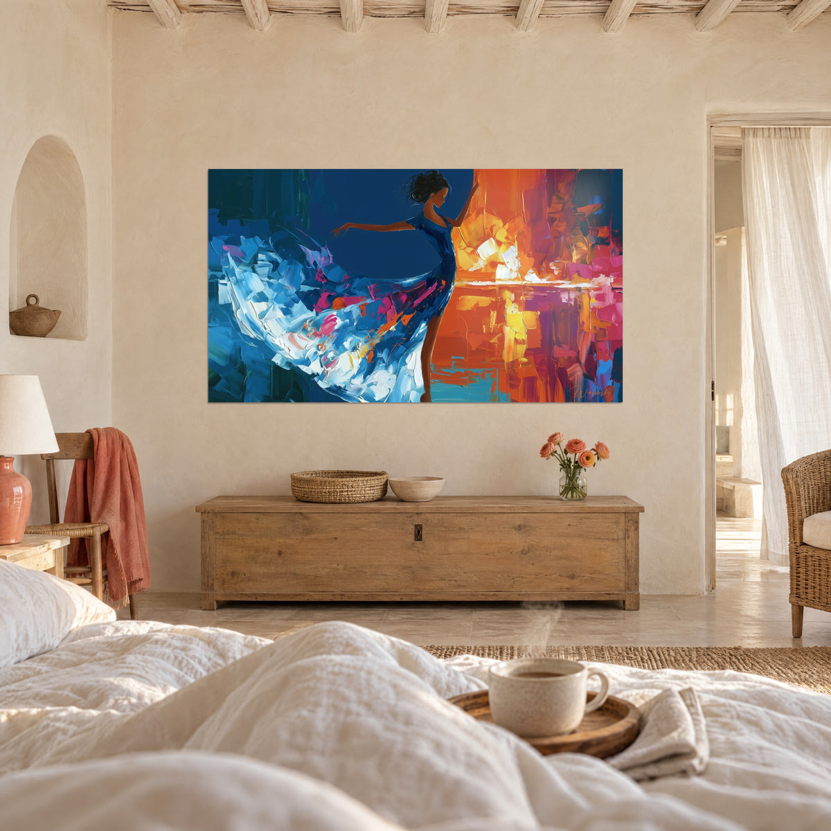 Quadro silhouette danzante a spatola, abito blu notte e bianco crema, riflessi arancio e fucsia, sopra un letto in una camera luminosa