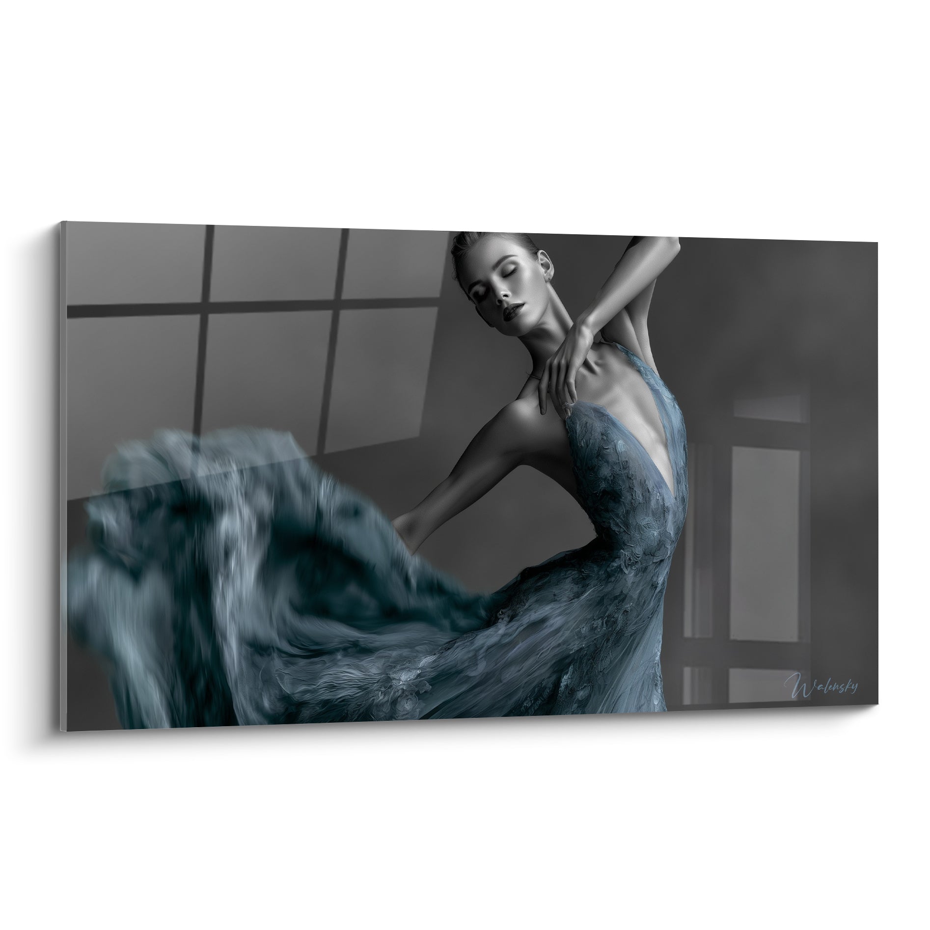 Danseuse abstrait en robe bleu pétrole tourbillonnante, geste suspendu sur fond anthracite