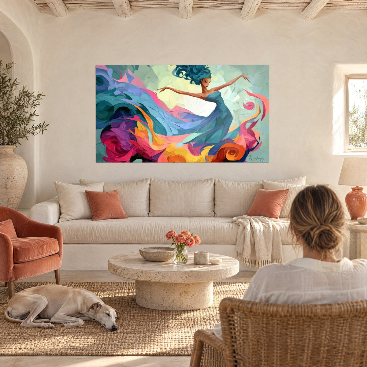 Tableau danseuse aux cheveux turquoise, robe bleu-vert et volutes fuchsia, au-dessus d'un canapé dans un salon lumineux