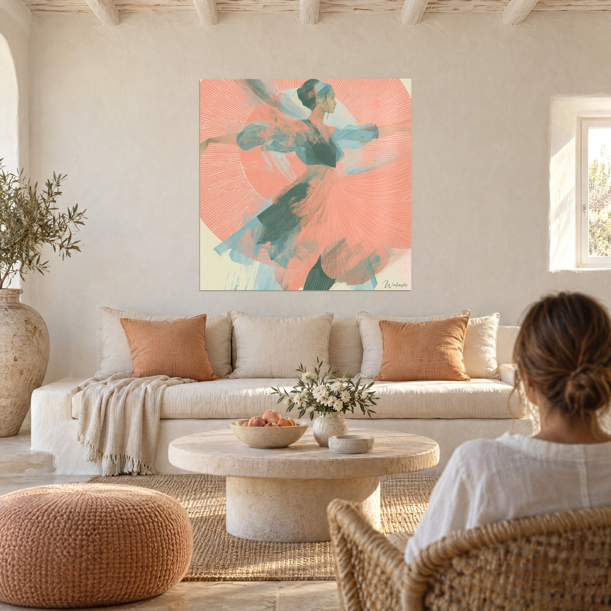 Tableau danseuse en robe corail aux bras déployés, soleil rayé saumon et touches vert sauge, au-dessus d'un canapé dans un salon lumineux