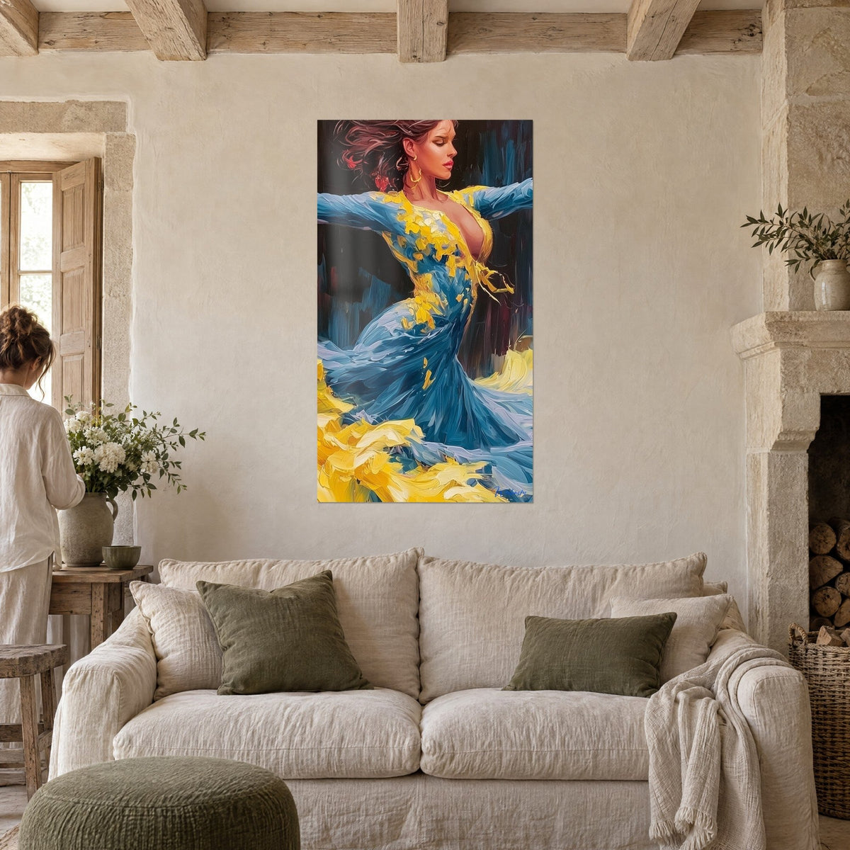 Tableau danseuse en robe bleu cobalt et jaune citron, bras ouverts, boucles dorées, deux personnes de dos au-dessus d'un canapé dans un salon lumineux