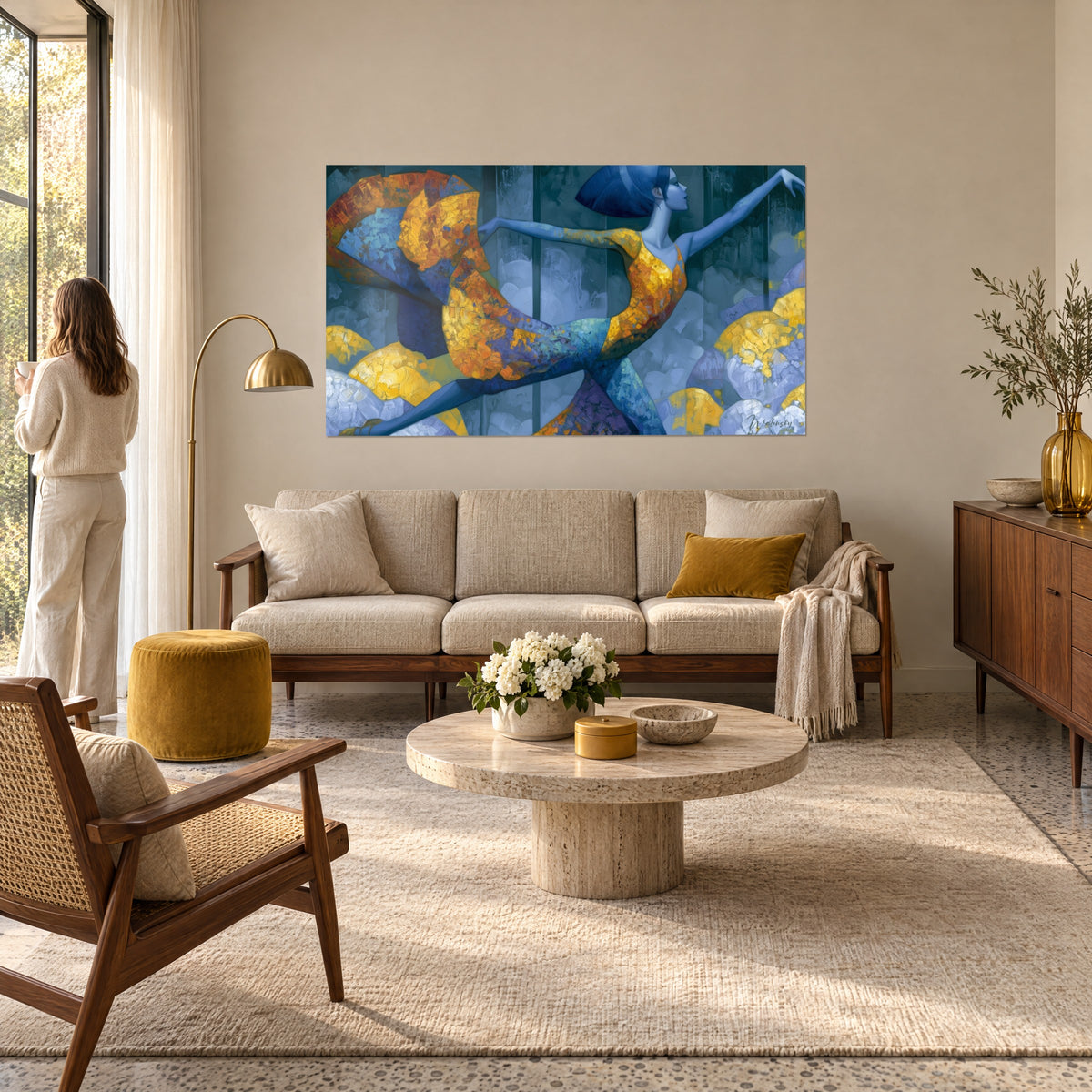 Cuadro bailarina azul medianoche con abanicos ocre y dorados, brazos extendidos, pinceladas gruesas de espátula, sobre un sofá en un salón luminoso