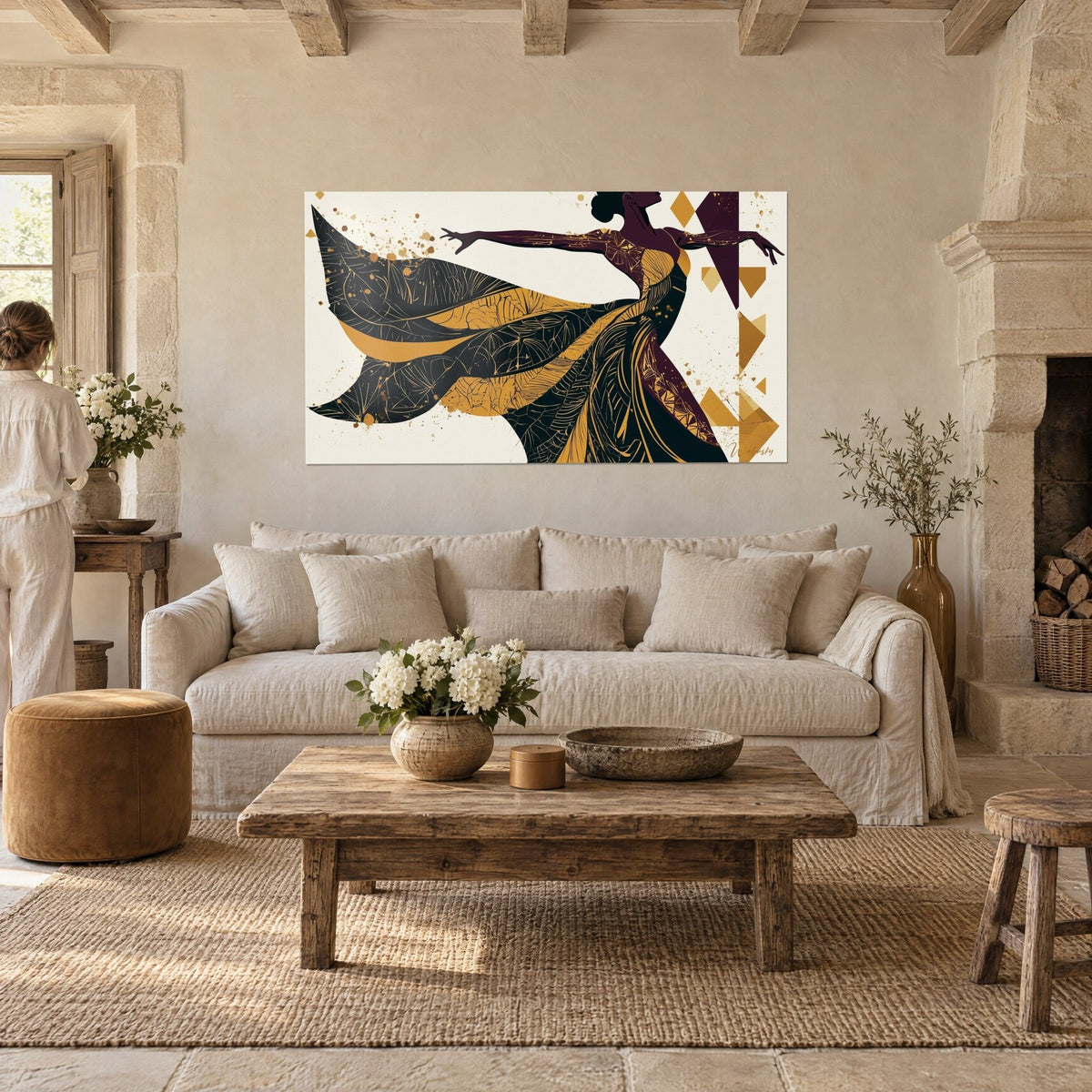 Schilderij silhouet van een danseres met gestrekte armen, zwart en gouden jurk met bladmotieven, boven een bank in een lichte woonkamer