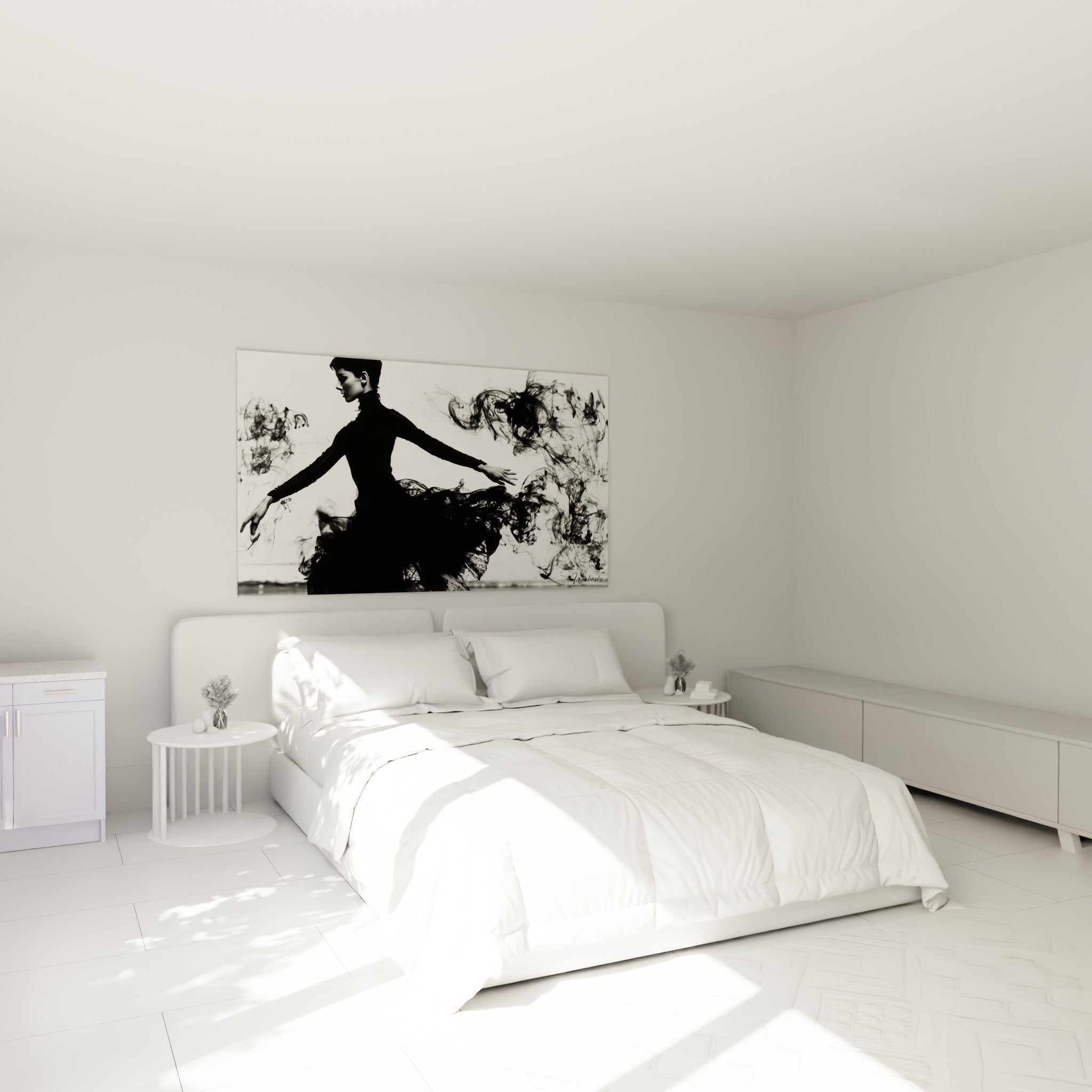 Silhouette de danseuse noire enveloppée de volutes blanches et fumée, accrochée au-dessus d'un lit dans une chambre claire