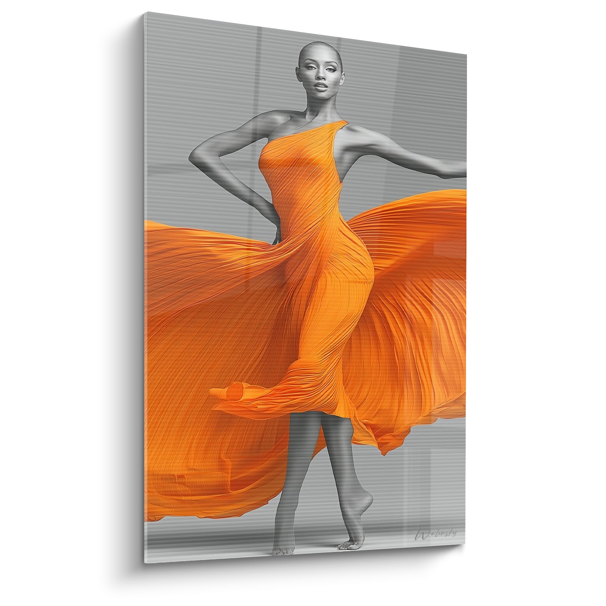 Danseuse abstraite en robe orange plissée sur fond gris, mouvement gracieux et pose affirmée