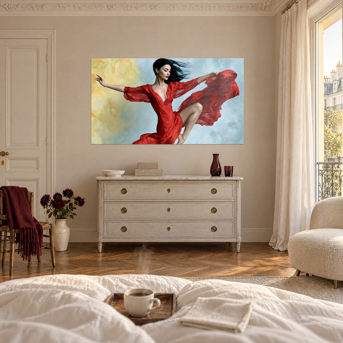 Gemälde tanzende Silhouette in fließender roter Seide, schwarzes Haar, gelber und blauer Hintergrund, über einem Bett in einem hellen Schlafzimmer