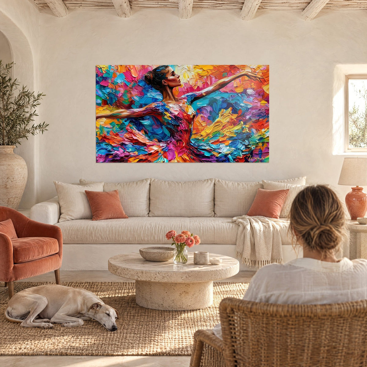 Tableau danseuse au chignon serré, robe rouge et turquoise, bras écartés, au-dessus d'un canapé dans un salon lumineux