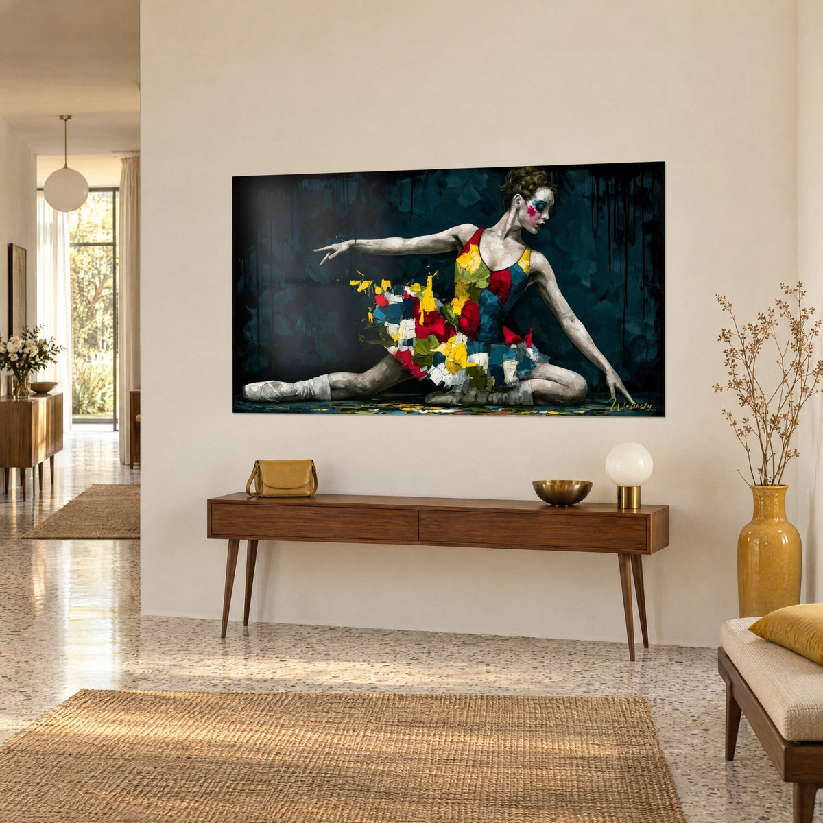 Tableau danseuse à la peau fissurée et au maquillage de clown, bras tendu sur fond bleu nuit, sur une console en bois en vue de trois-quarts