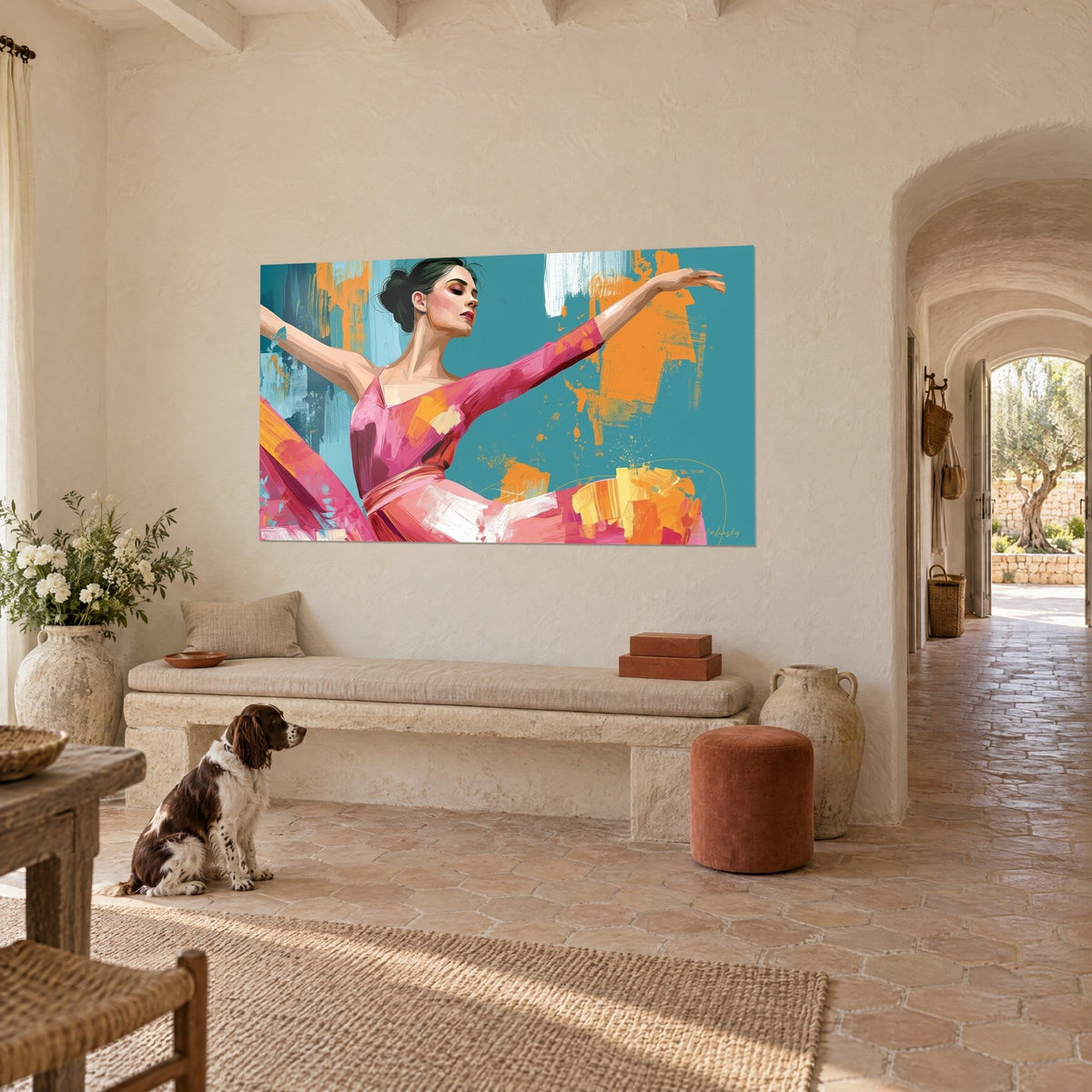 Tableau ballerine au chignon bas et paupières closes, justaucorps rose, coups de pinceau orange, mur crème d'un mas provençal