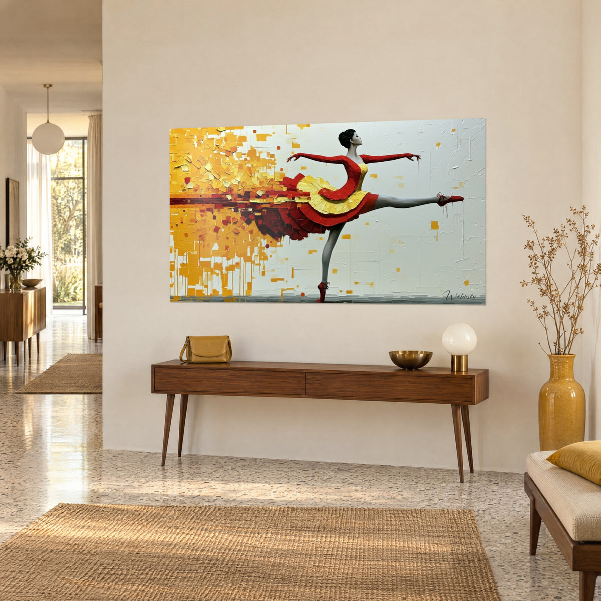 Quadro ballerina a braccia aperte, abito scarlatto e giallo limone, sfondo avorio materico, console in legno in un corridoio assolato