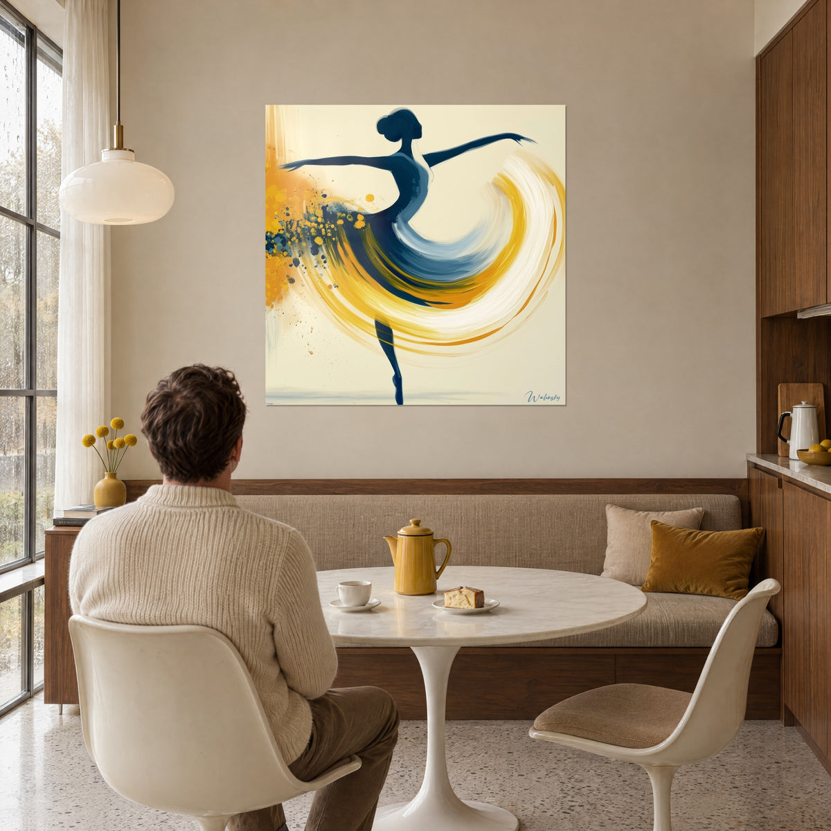 Cuadro pirueta pintada en azul marino, falda de trazos amarillo dorado y cielo azul pálido, frente a una mesa redonda blanca y un sillón claro