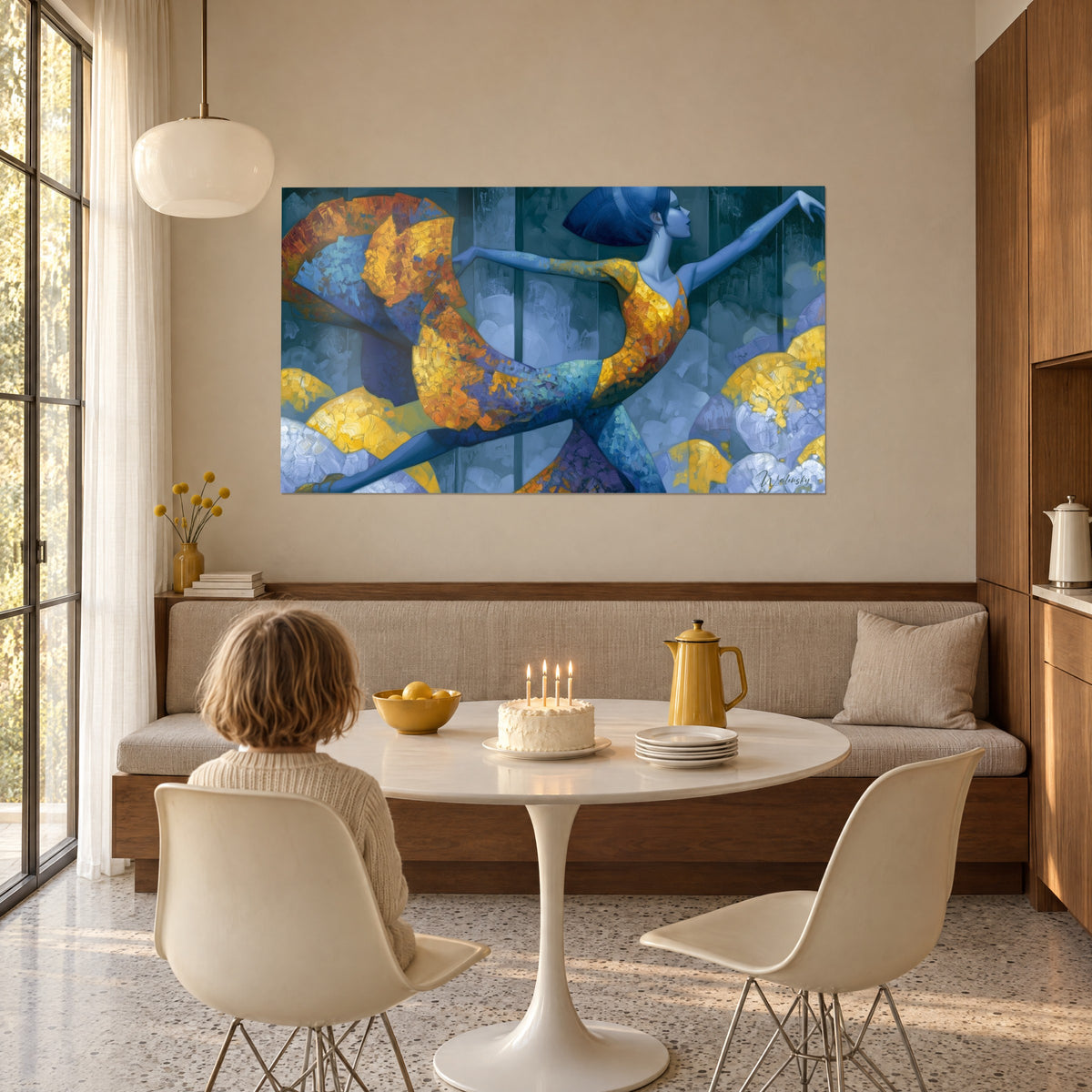 Cuadro figura femenina esbelta con reflejos azul pizarra y ámbar, volantes con lentejuelas naranjas, fondo de rayas oscuras, junto a una mesa redonda