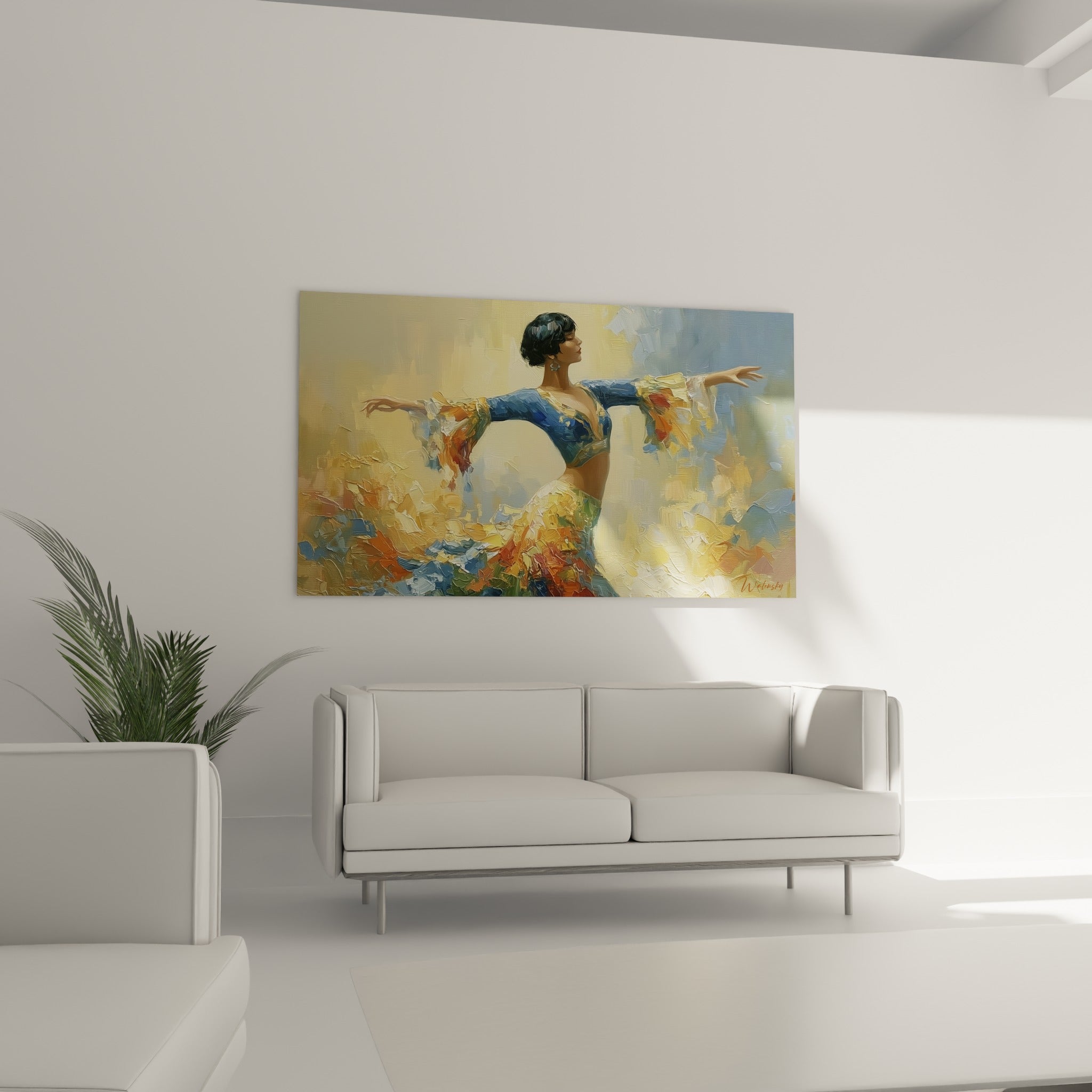 Geste ample d'une danseuse ocre et bleu marine, accrochée au-dessus d'un canapé dans un salon lumineux