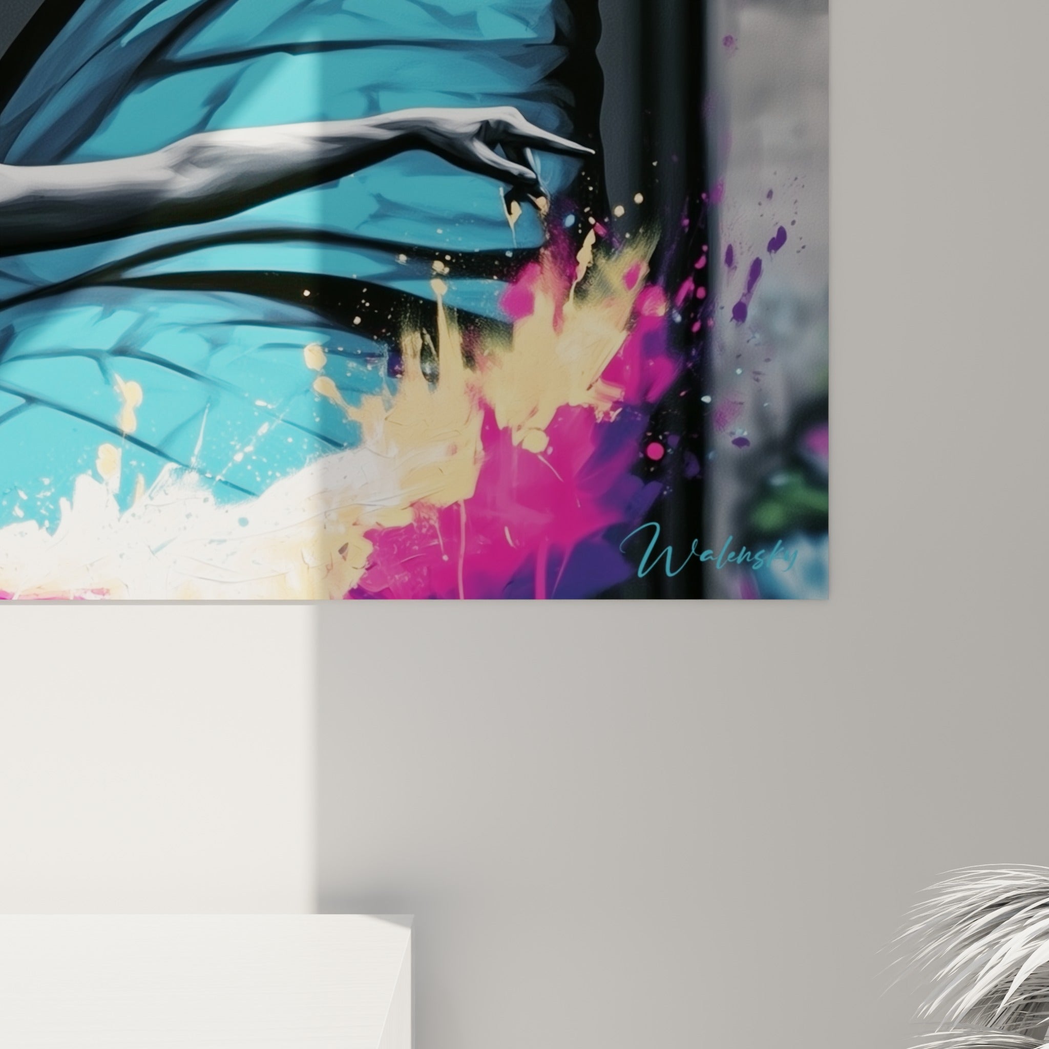 Nervures des ailes turquoise et coulures roses dorées visibles en matière sur la toile accrochée