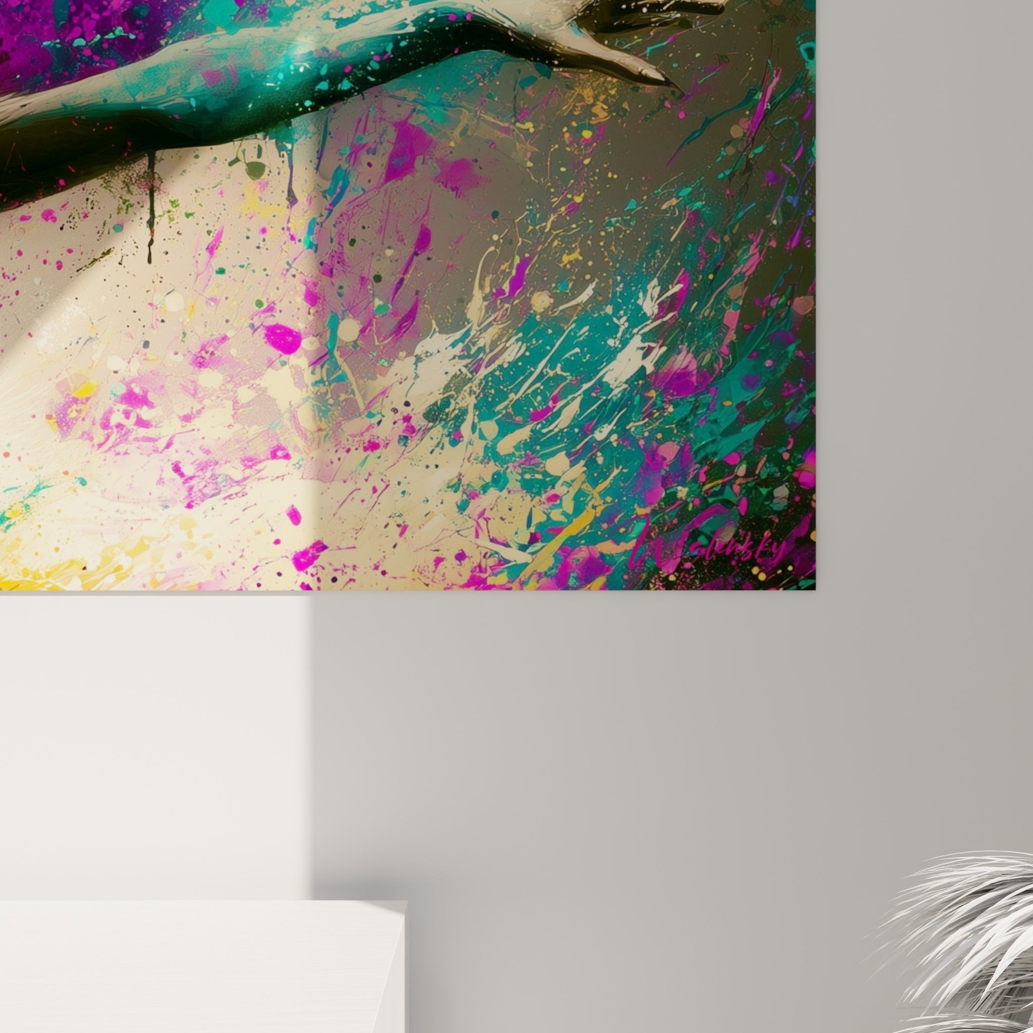 Empâtements de peinture magenta et turquoise se fondant en coulures denses sur le tissu de la danseuse abstraite