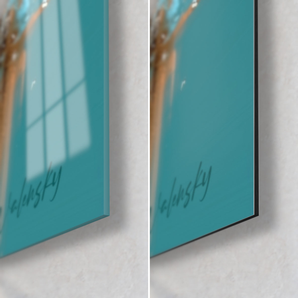 Tableau danseuse en robe turquoise, coin bas droit : verre acrylique brillant à gauche, alu Dibond mat noir à droite