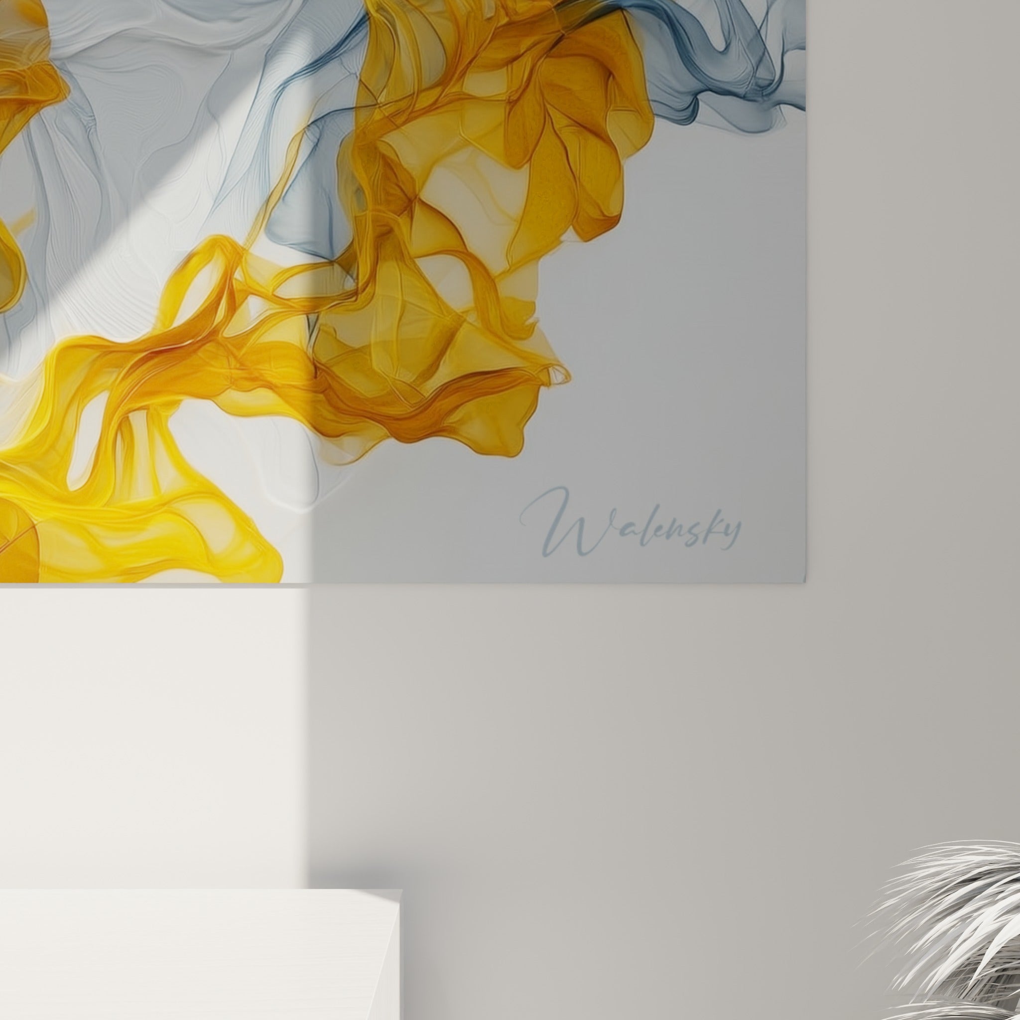 Volutes entremêlées ocre et bleu ardoise du tableau, matière fluide et transparente proche de la toile