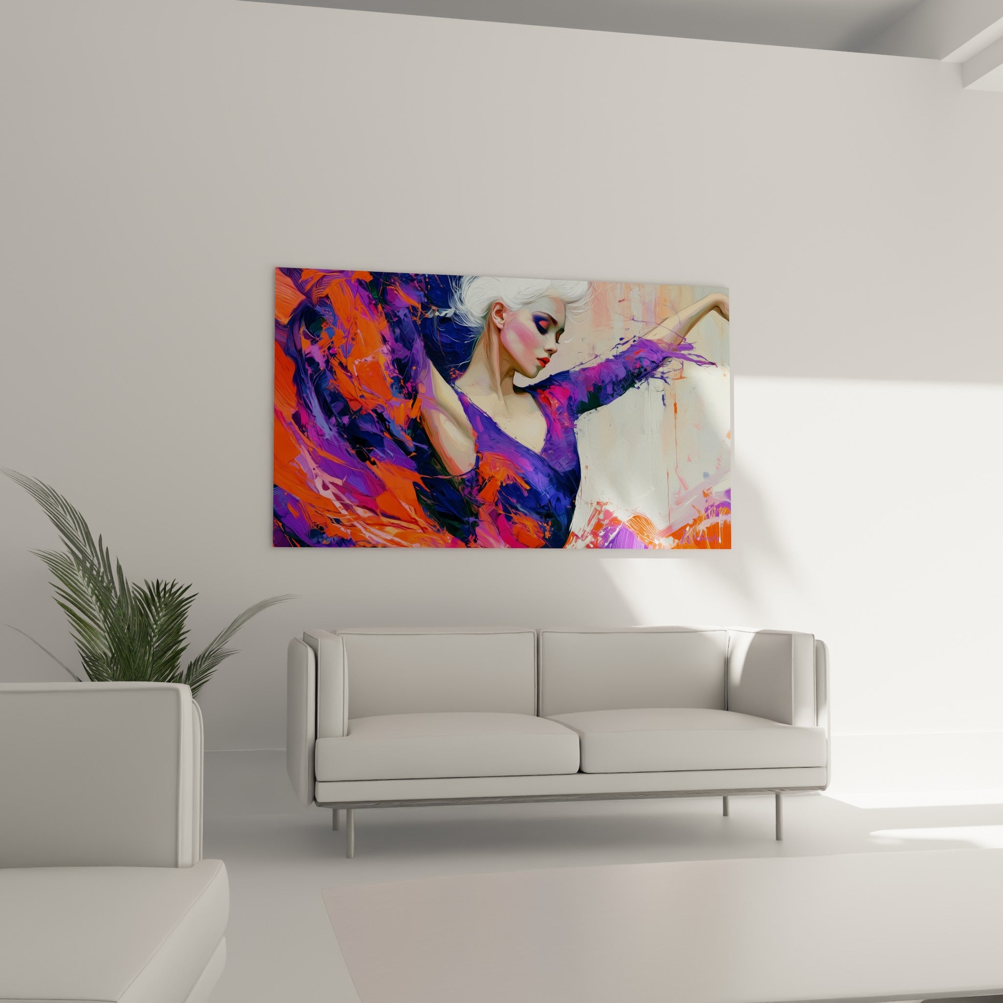 Portrait de danseuse abstraite aux tons orange intense et violet profond au-dessus d'un canapé dans un salon lumineux