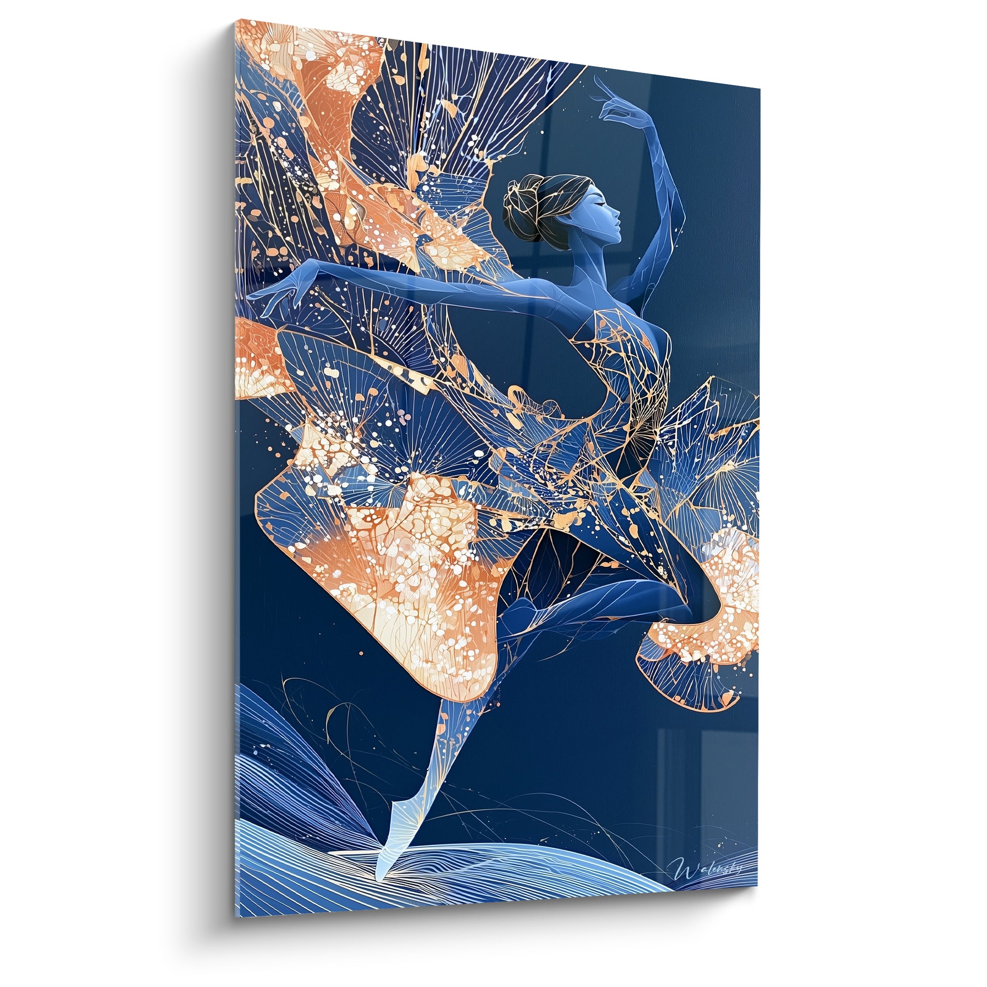 Danseuse abstraite bleu marine en plein bond, drapés terracotta et dorés traversés de filaments lumineux