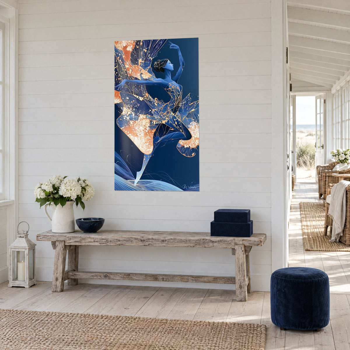 Tableau ballerine stylisée bleu nuit et cuivre, bras levé, pans nervurés dorés, sur mur blanc lambrissé, maison de plage