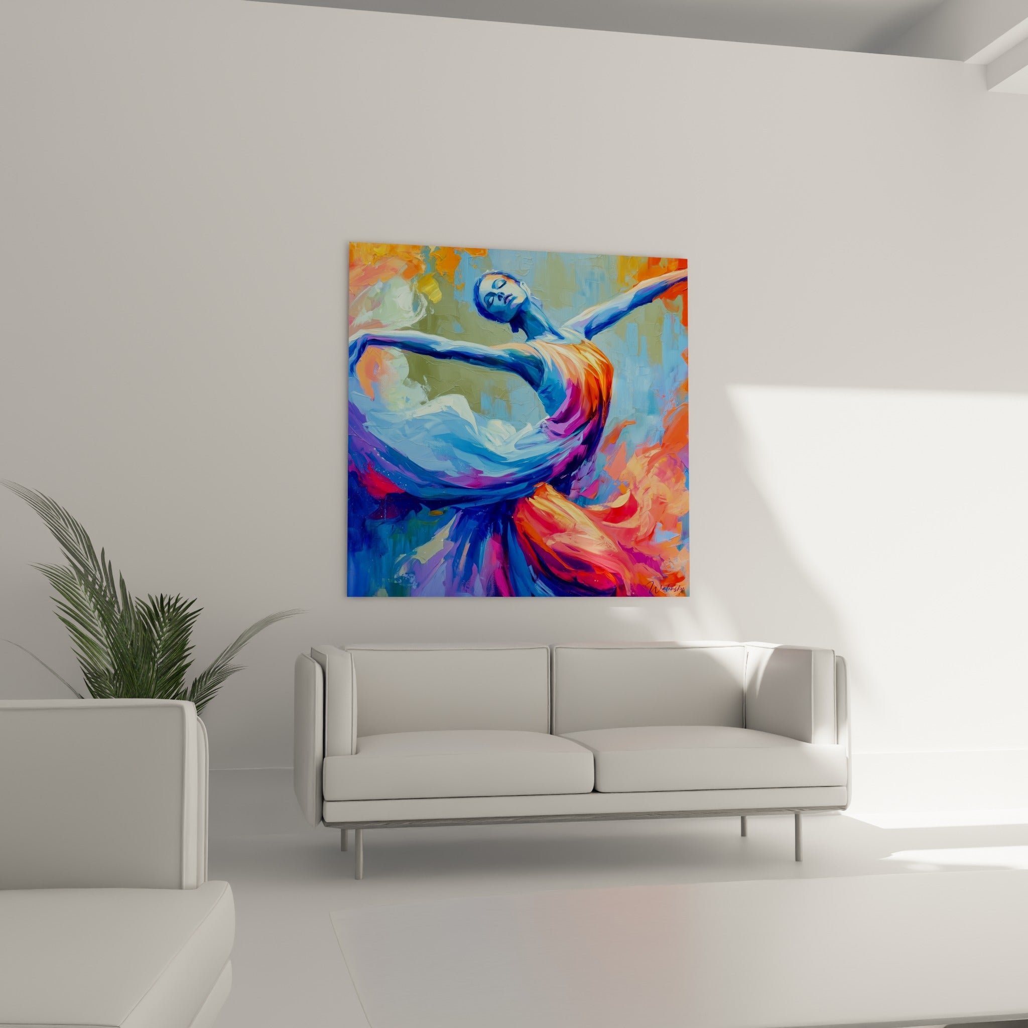 Corps bleu ciel et robe pourpre en mouvement, voile immaculé flottant, au-dessus d'un canapé dans un salon lumineux
