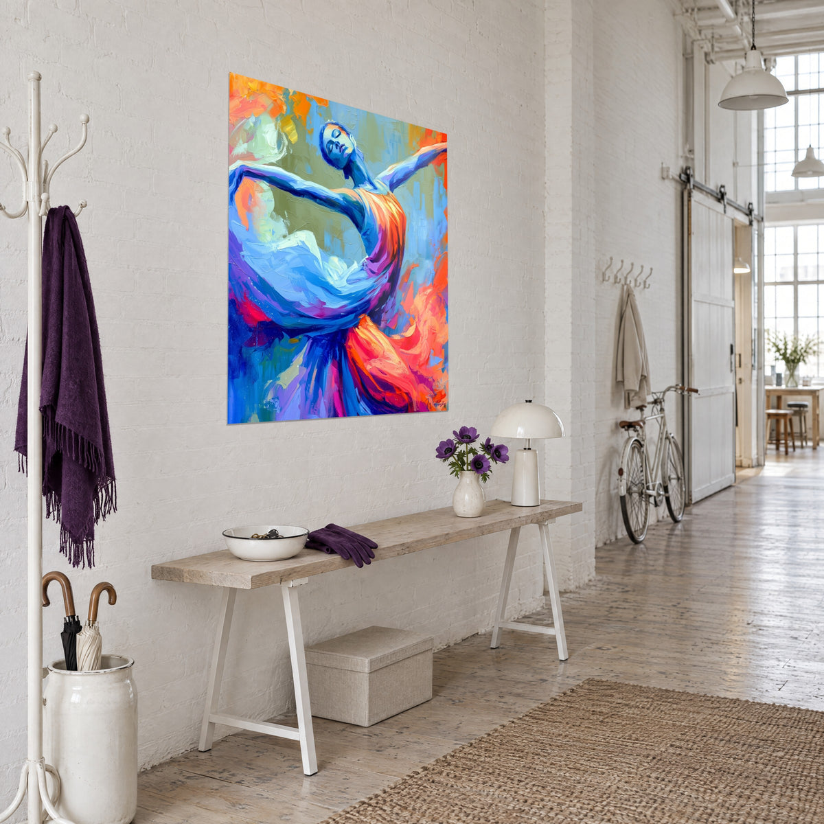 Tableau ballerine renversée, bras tendus, jupe bleu cobalt et corail en tourbillon, vue de trois-quarts près d'une console