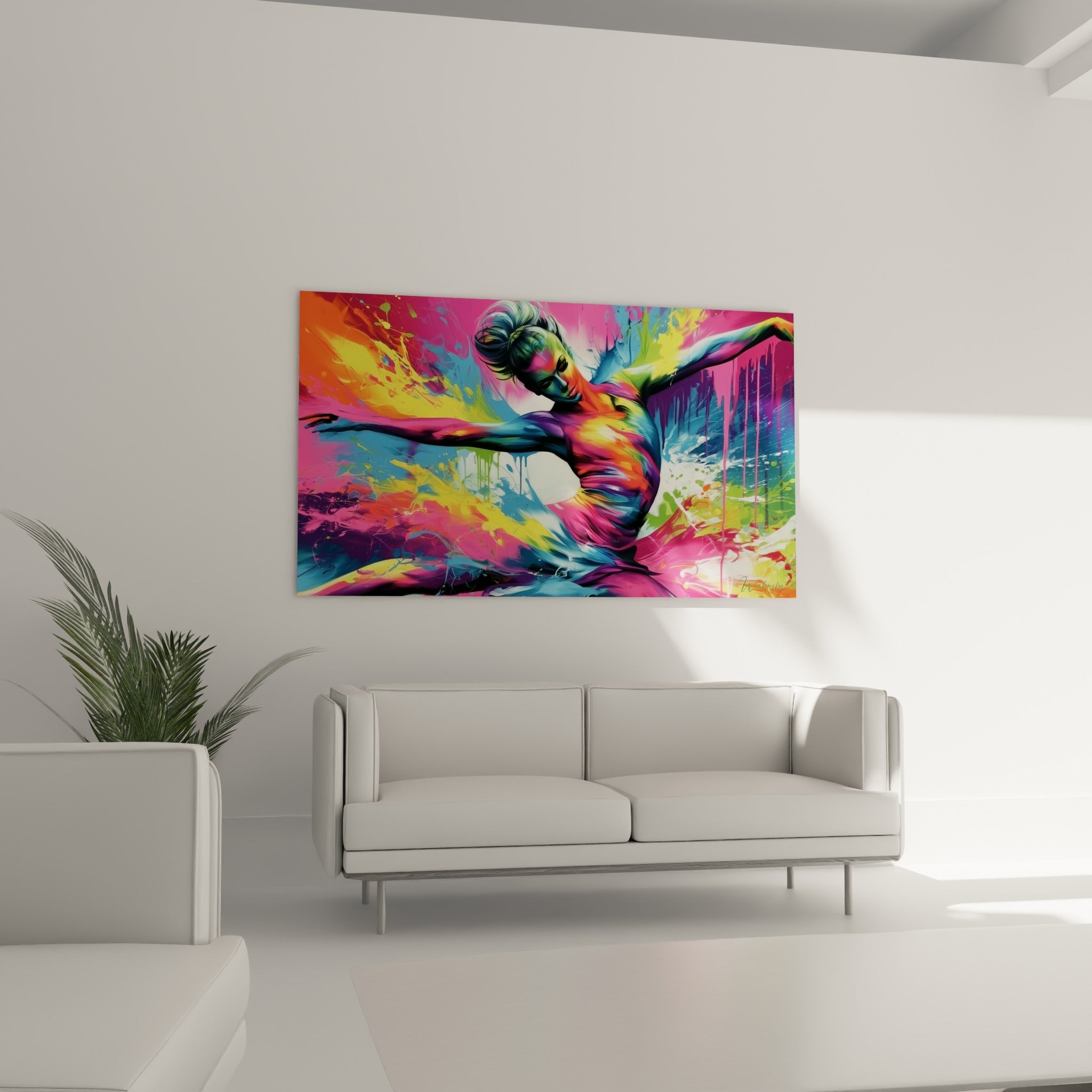 Figure de danseuse abstraite bras tendus, dégradés turquoise et rose fuchsia, au-dessus d'un canapé dans un salon lumineux