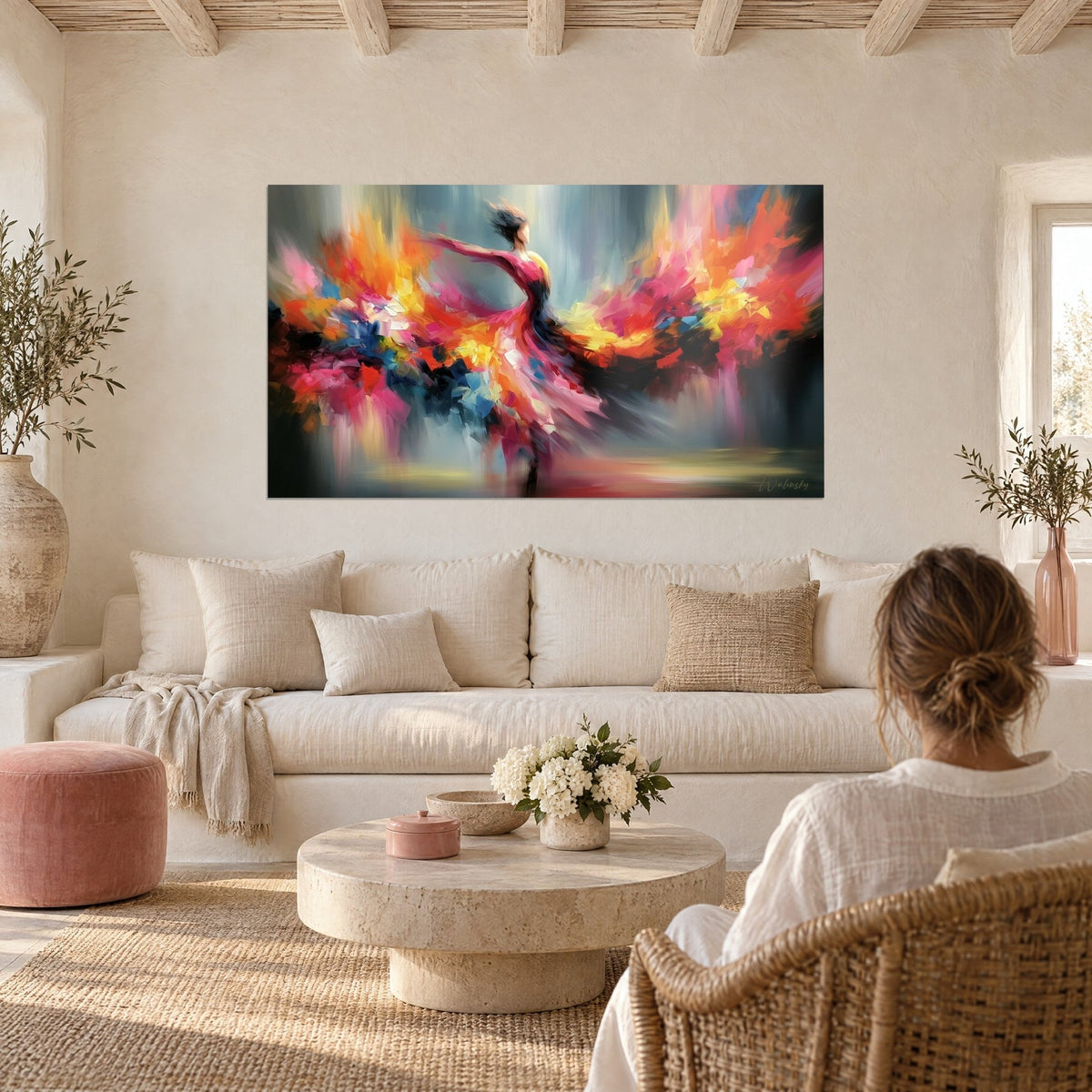 Tableau danseuse en robe fuchsia tourbillonnante, éclats orange et jaune sur fond gris, au-dessus d'un canapé dans un salon lumineux