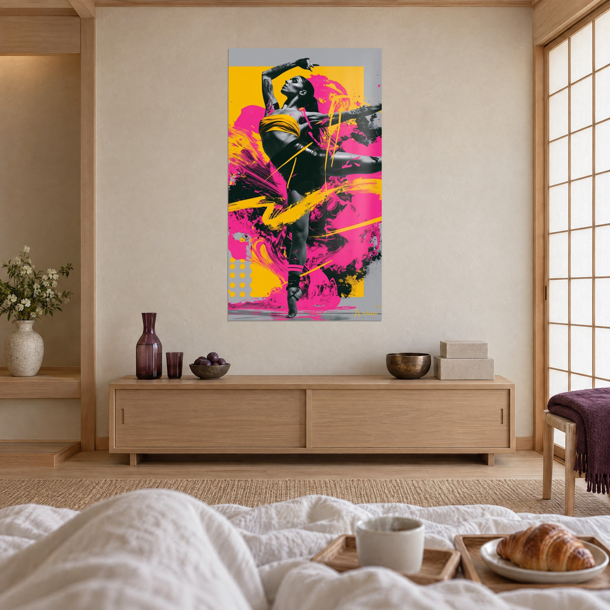 Tableau artiste de ballet en arabesque, bras levé, gouaches rose magenta et jaune citron, au-dessus d'un lit dans une chambre claire