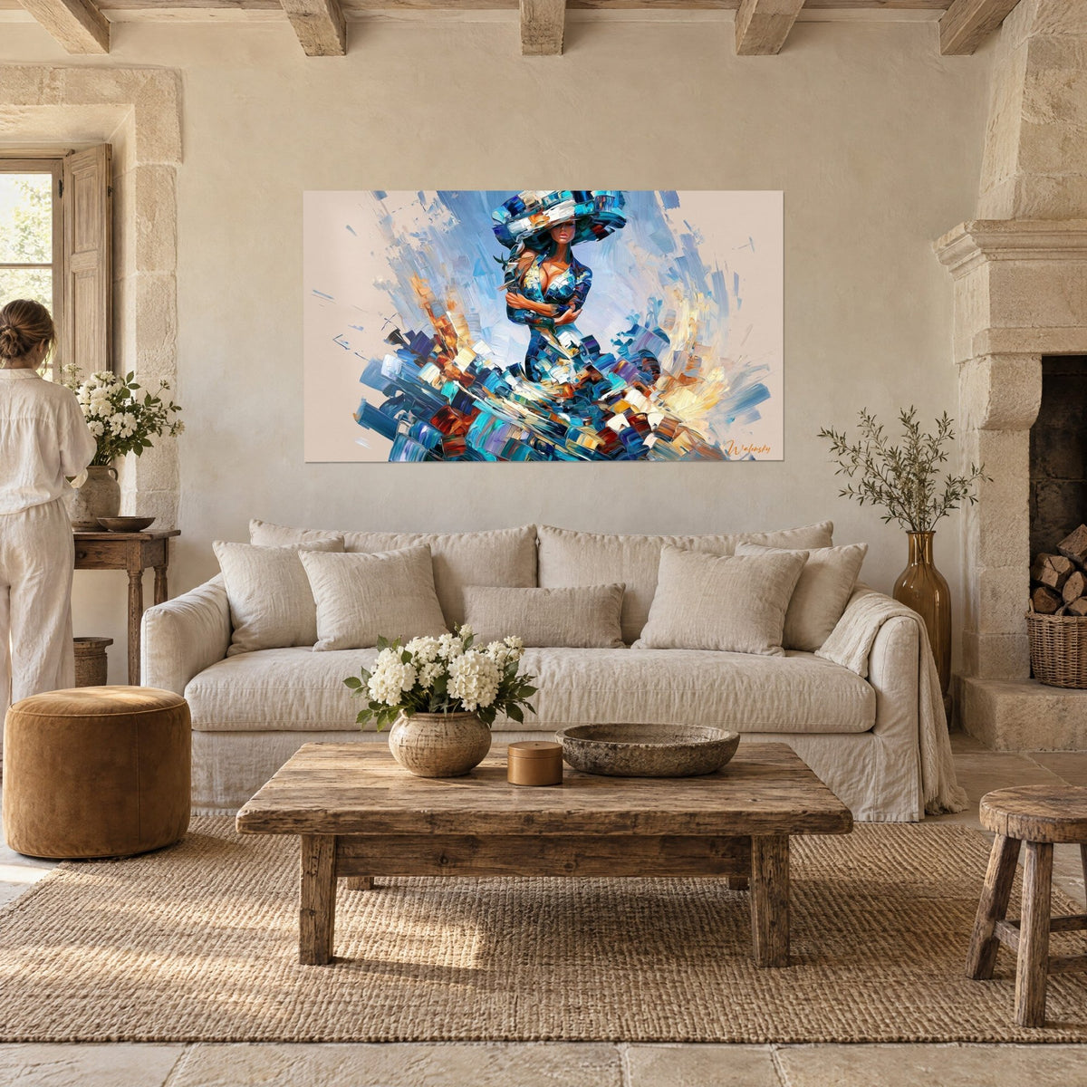 Tableau danseuse sous un chapeau bleu cobalt, robe éclatée en touches ocre et blanc, au-dessus d'un canapé dans un salon lumineux