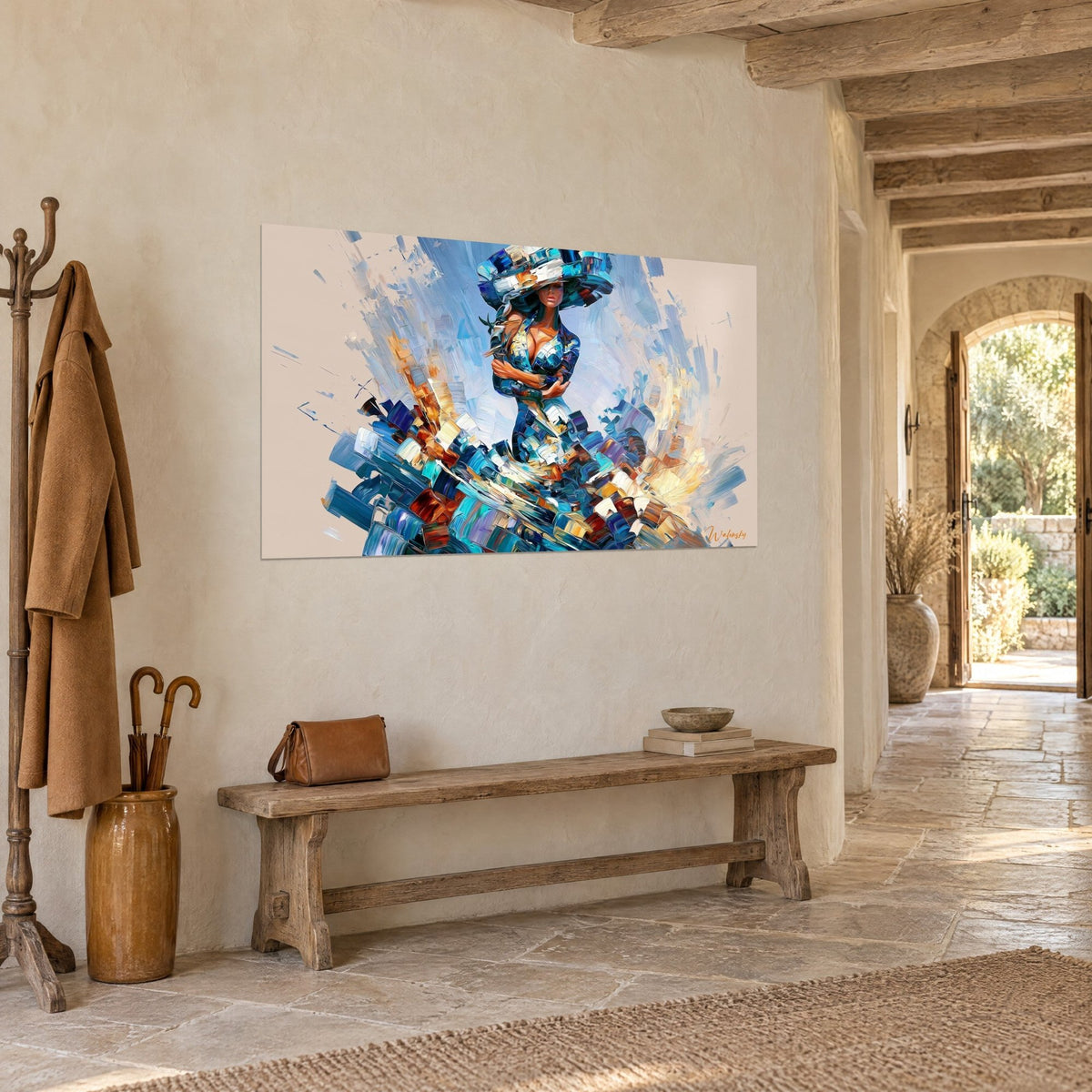 Tableau femme au large chapeau marine, bras croisés, jupe en coups de spatule turquoise et orange, vue de trois-quarts dans un couloir