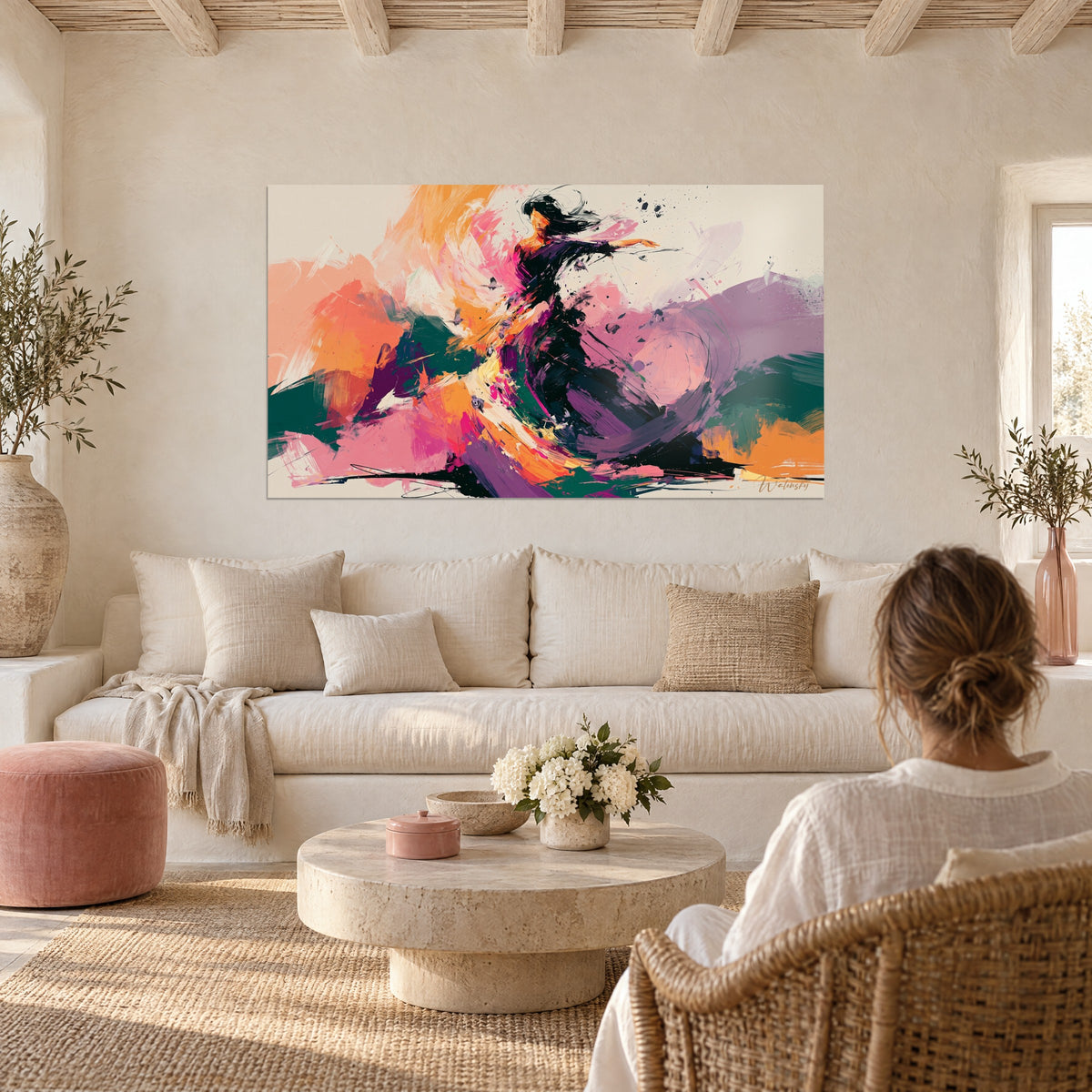 Schilderij danseres in zwarte jurk, groene en oranje accenten, uitgestrekte arm, boven een bank in een lichte woonkamer