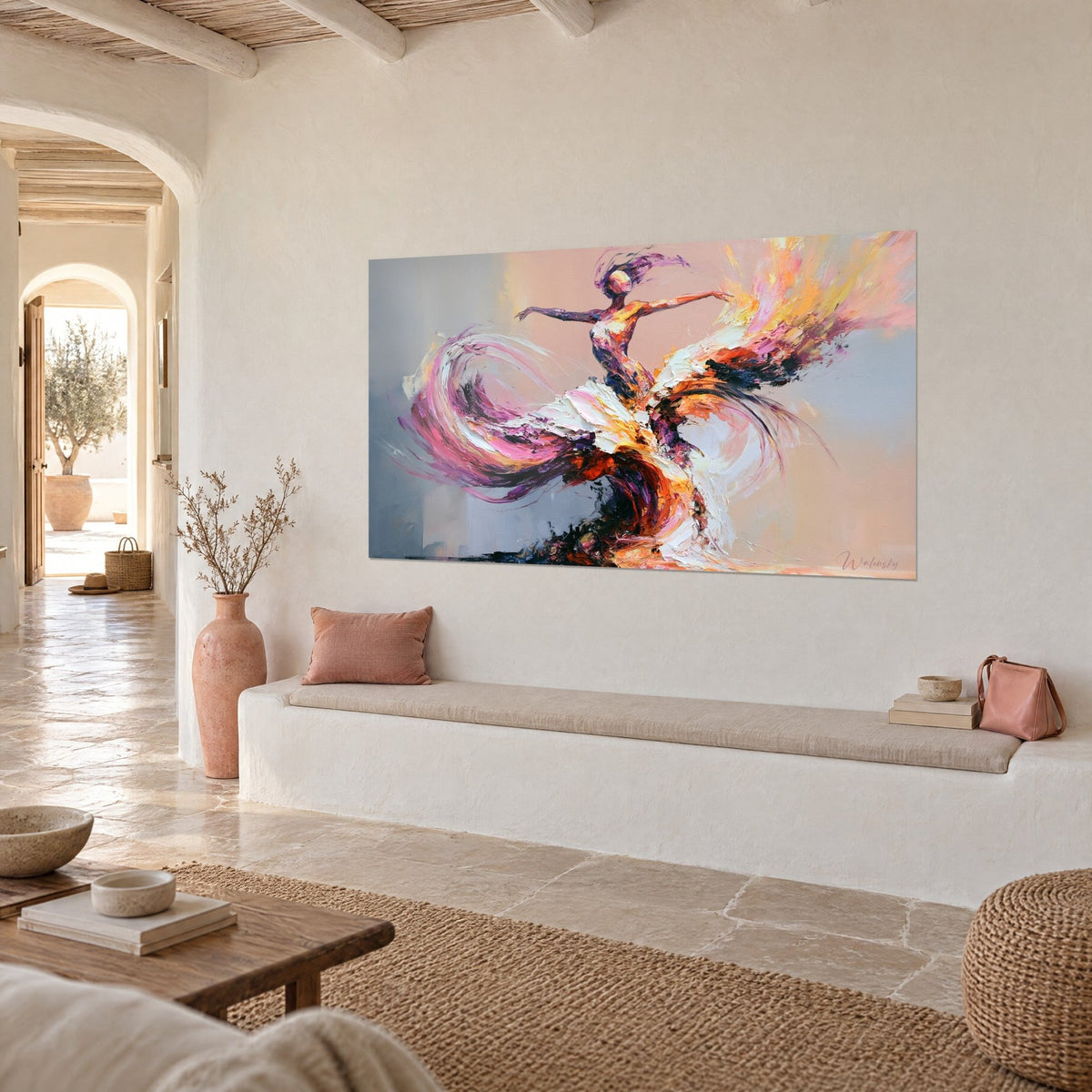 Tableau silhouette dansante en robe blanche épaisse, volutes magenta et flammes ambre sur fond rose pâle, mur chaux et banquette
