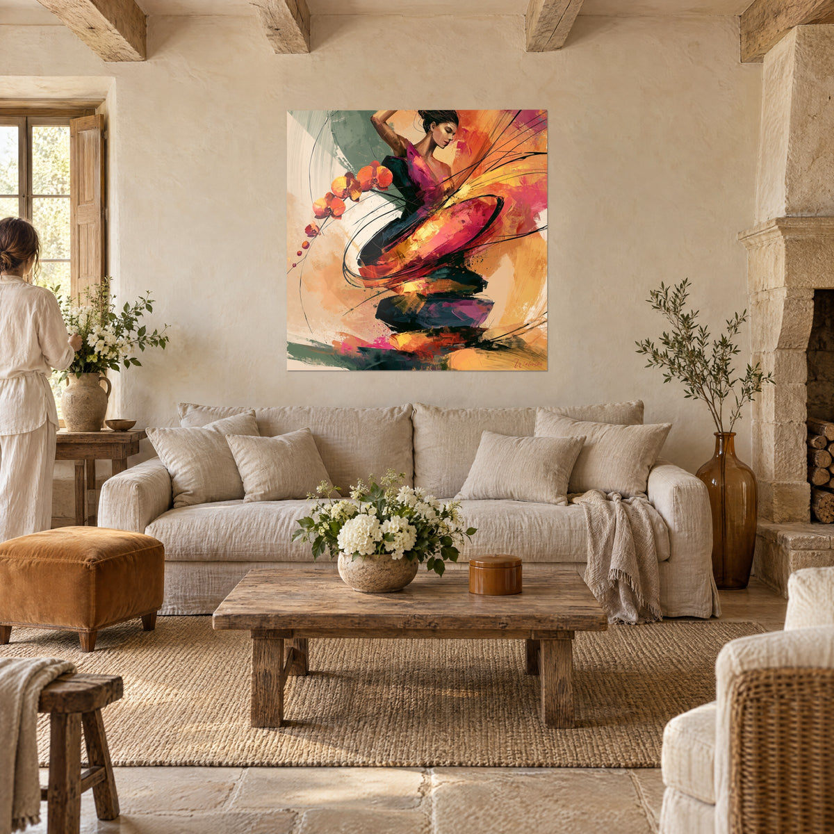 Schilderij flamencodanseres in purperen jurk, opgeheven arm, oranje orchideeën en fuchsiakleurige penseelstreken, boven een bank in een lichte woonkamer