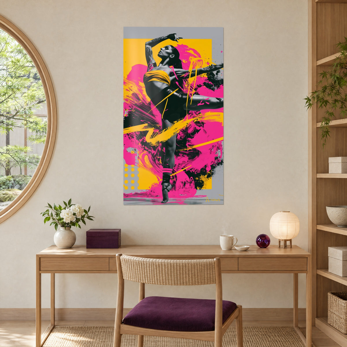 Tableau pirouette explosive, corps gris argenté cerné de coulées roses et jaunes, bureau en chêne près d'une fenêtre ronde
