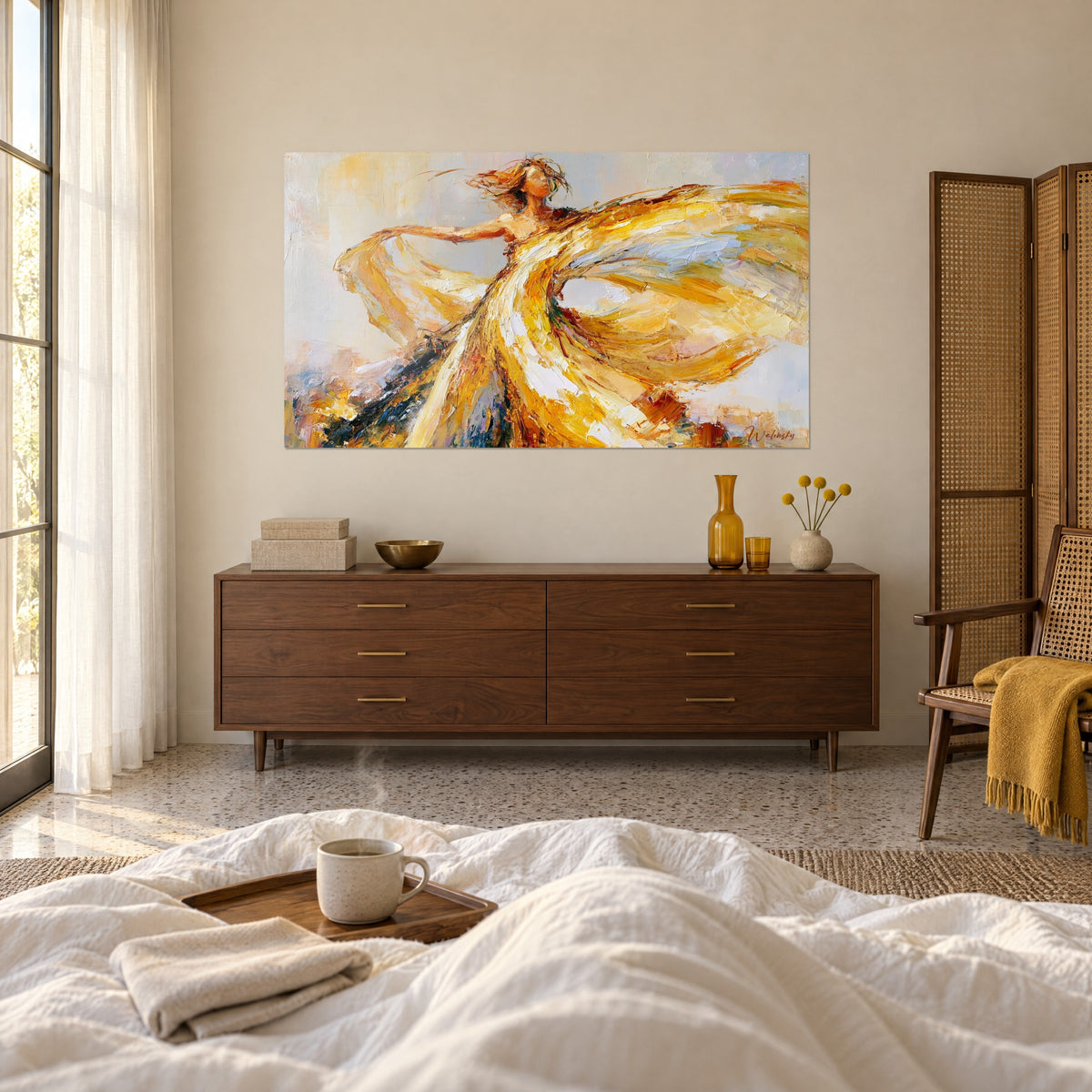 Tableau femme en robe soufflée jaune et blanc, empâtements de peinture à l'huile sur fond gris perle, au-dessus d'un lit dans une chambre claire