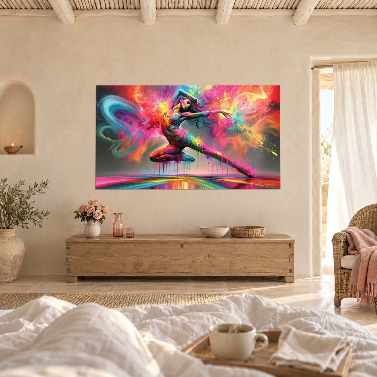 Tableau artiste de danse en explosion de pigments magenta et turquoise, bras arqué, éclaboussures jaunes, au-dessus d'un lit dans une chambre claire