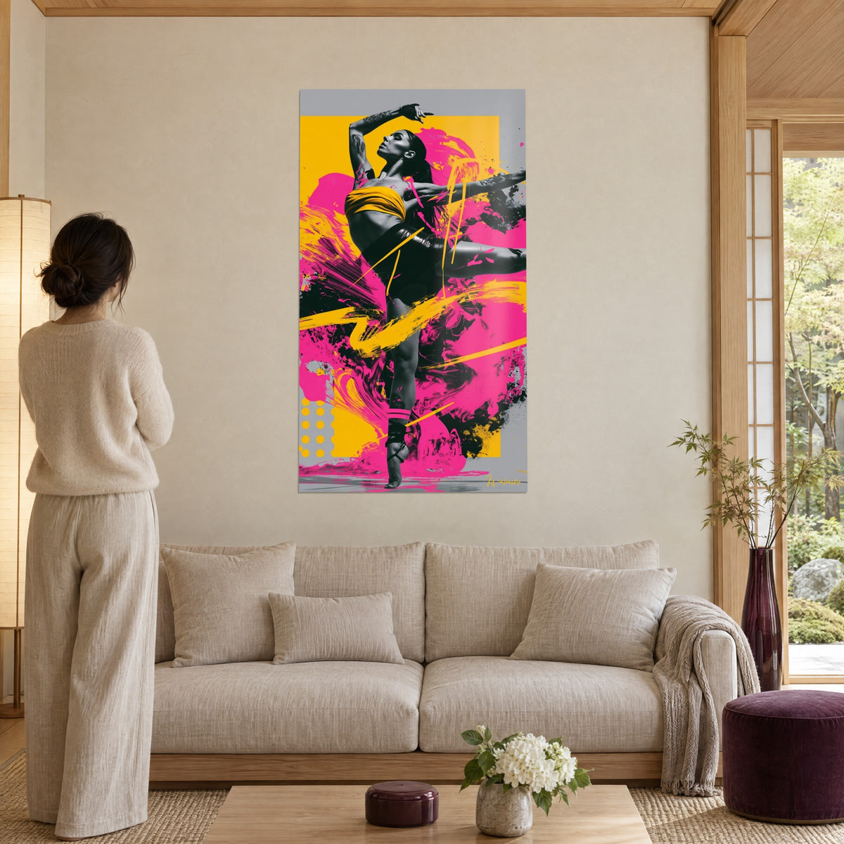 Tableau danseuse en grand jeté, éclaboussures rose fuchsia sur fond jaune moutarde, au-dessus d'un canapé dans un salon lumineux