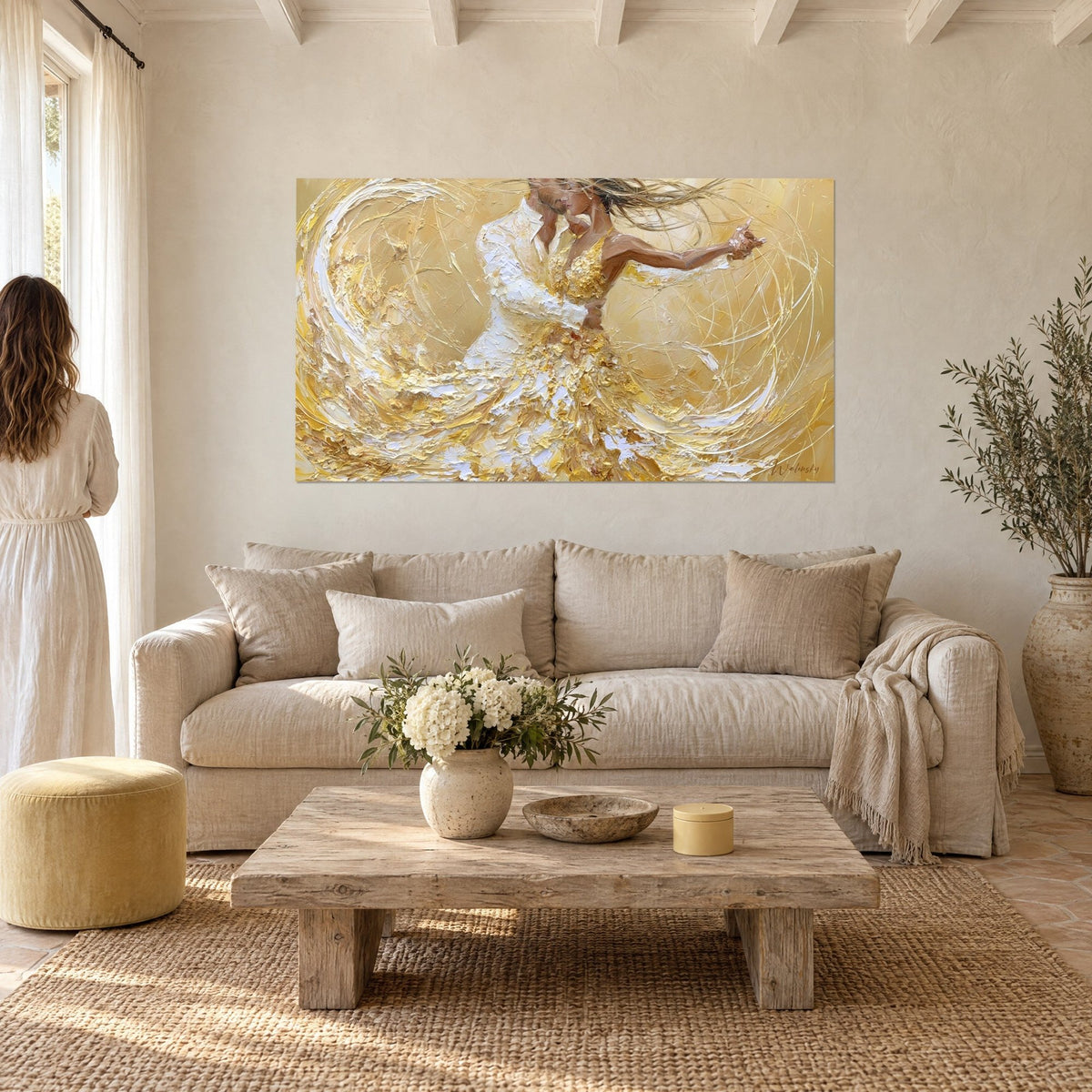 Gemälde Tanzpaar in goldenem und weißem wirbelndem Kleid umschlungen, Spachtelauftrag, über einem Sofa in einem hellen Wohnzimmer