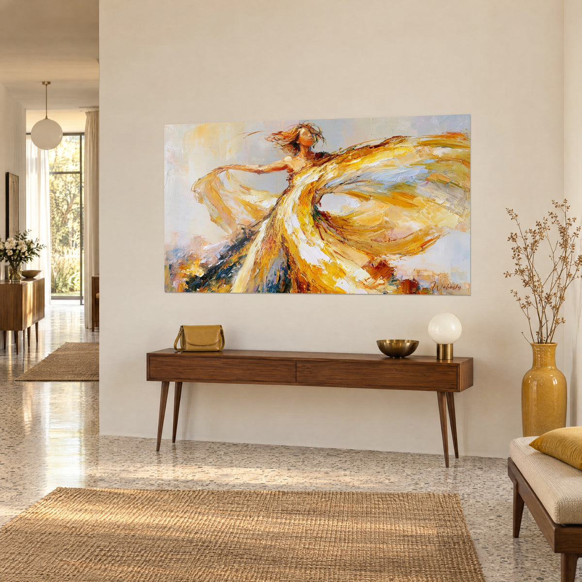 Tableau ballerine drapée d'ocre doré et de blanc cassé, bras ouverts, cheveux au vent, au-dessus d'une console en bois