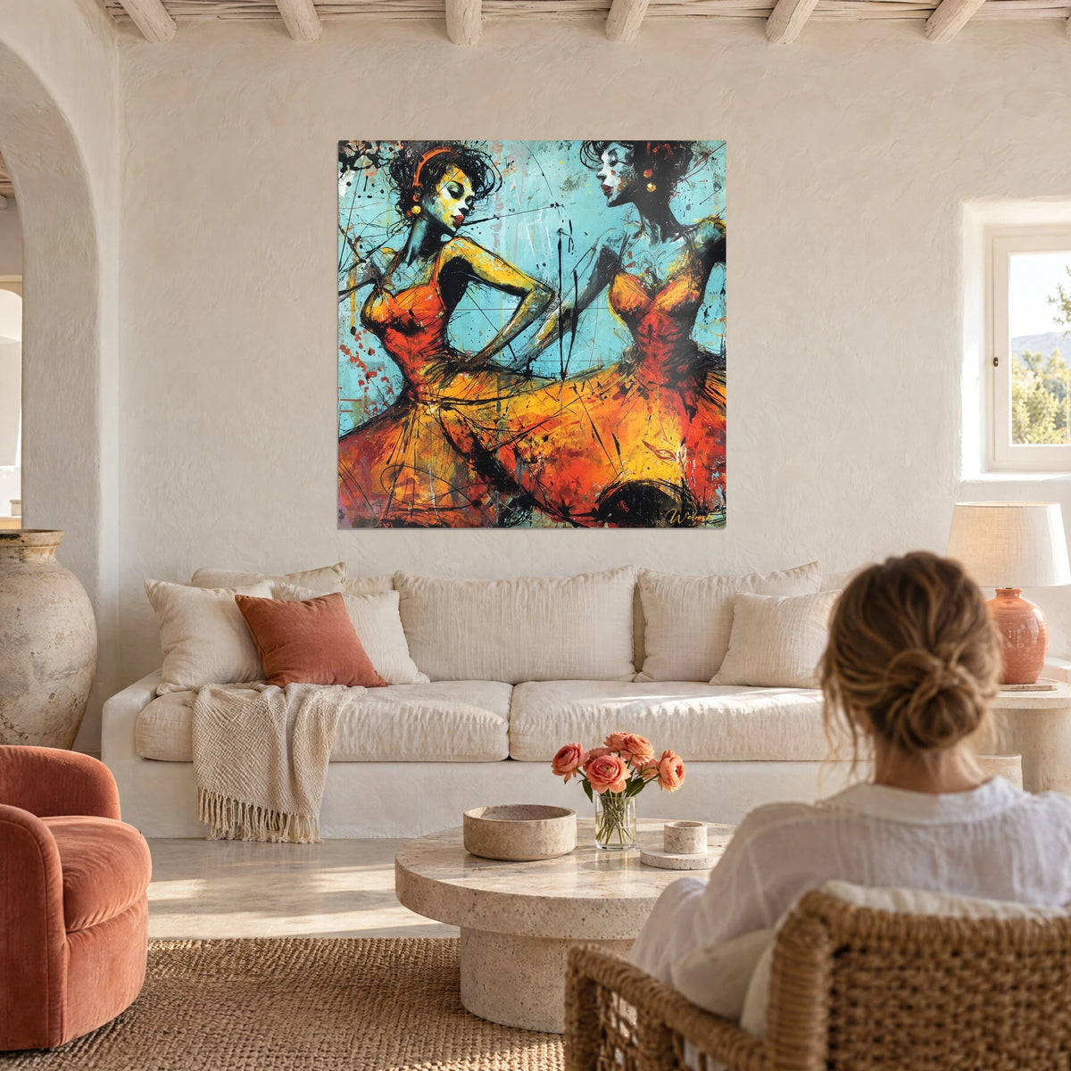 Tableau deux danseuses aux robes orange flamboyant sur fond turquoise, éclaboussures d'encre, au-dessus d'un canapé dans un salon lumineux