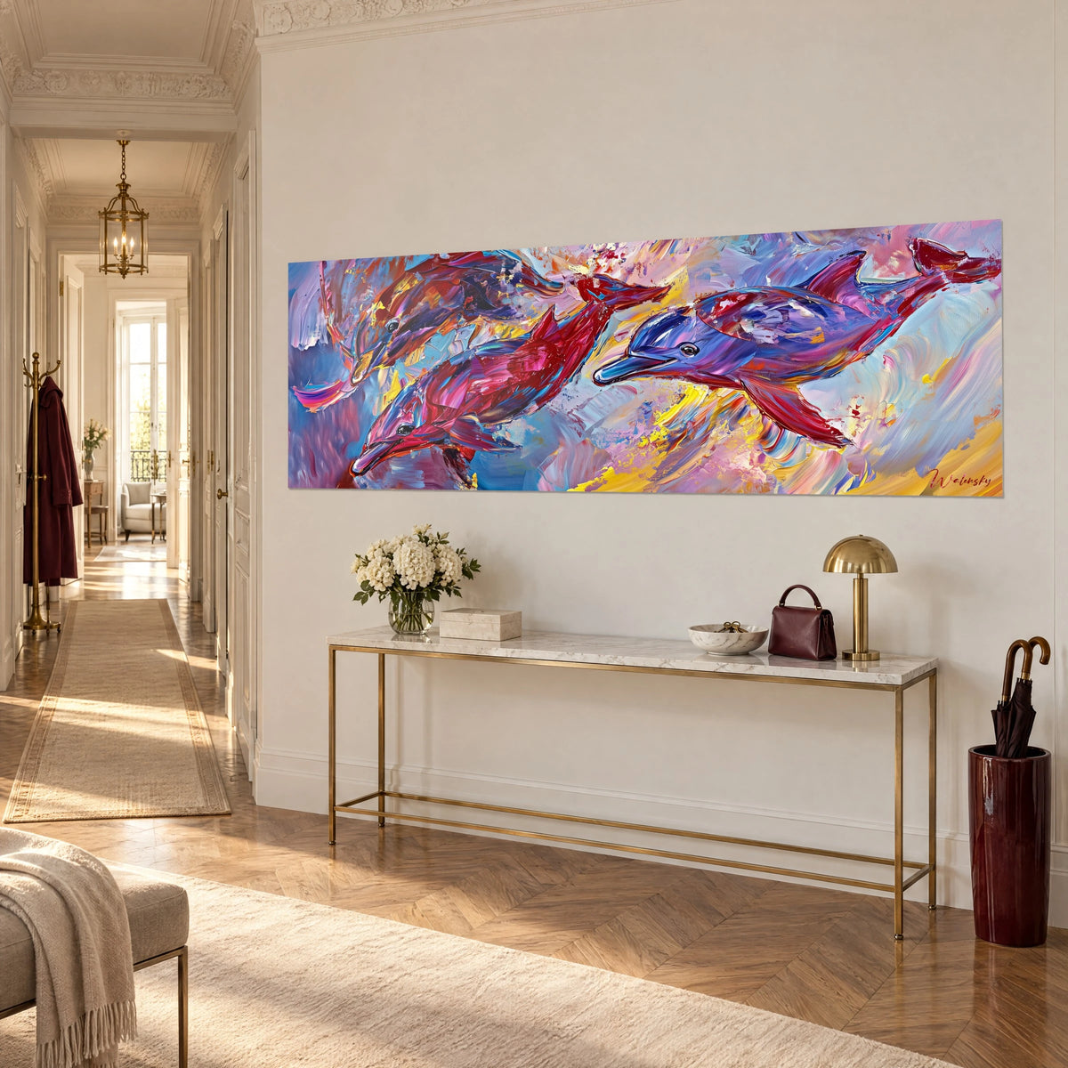 Tableau trio de cétacés pourpres lancés dans un tourbillon bleu et jaune, vue de trois-quarts, au-dessus d'une console dorée