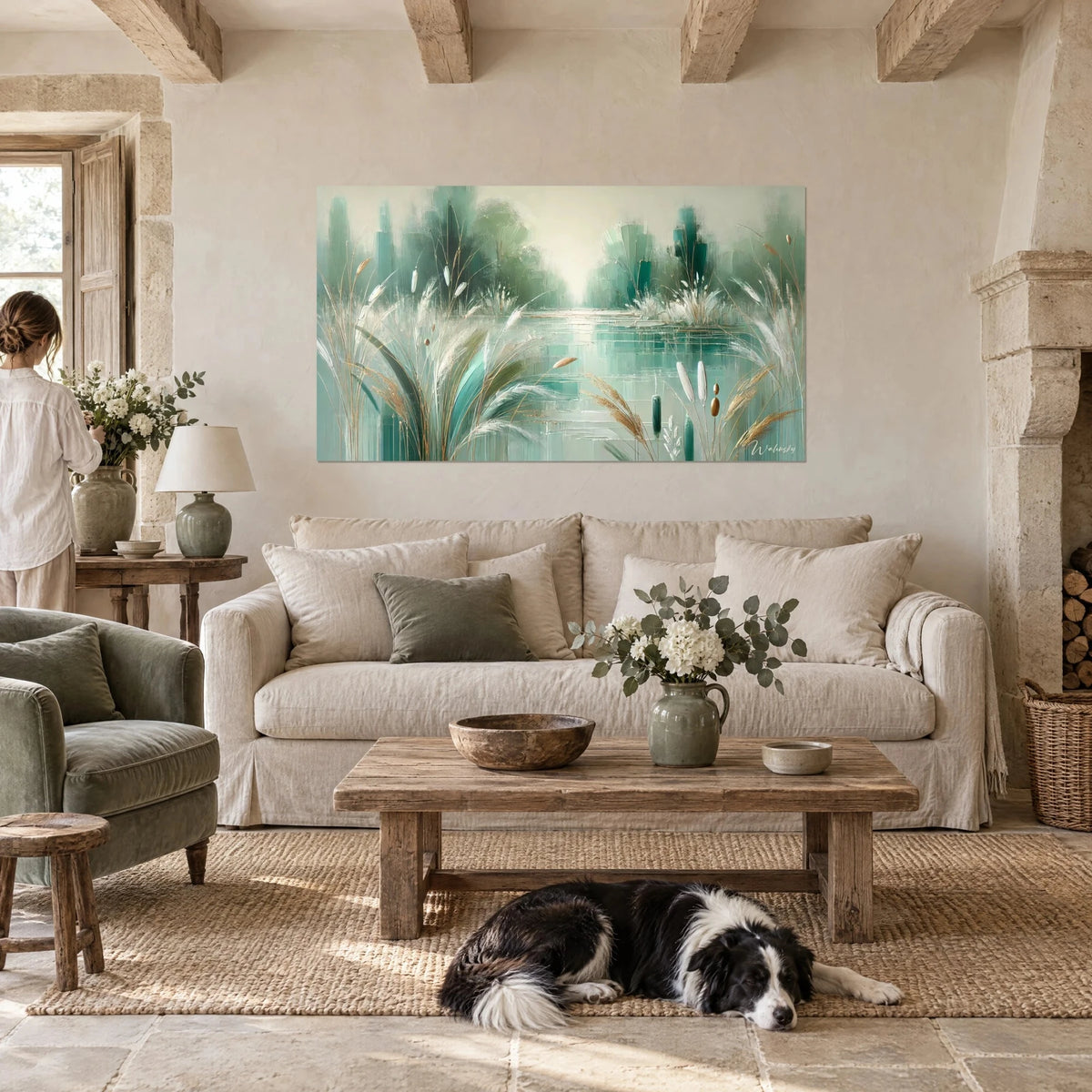 Quadro stagno nebbioso con canne verde salvia e turchese, riflessi ramati, sopra un divano in un soggiorno luminoso