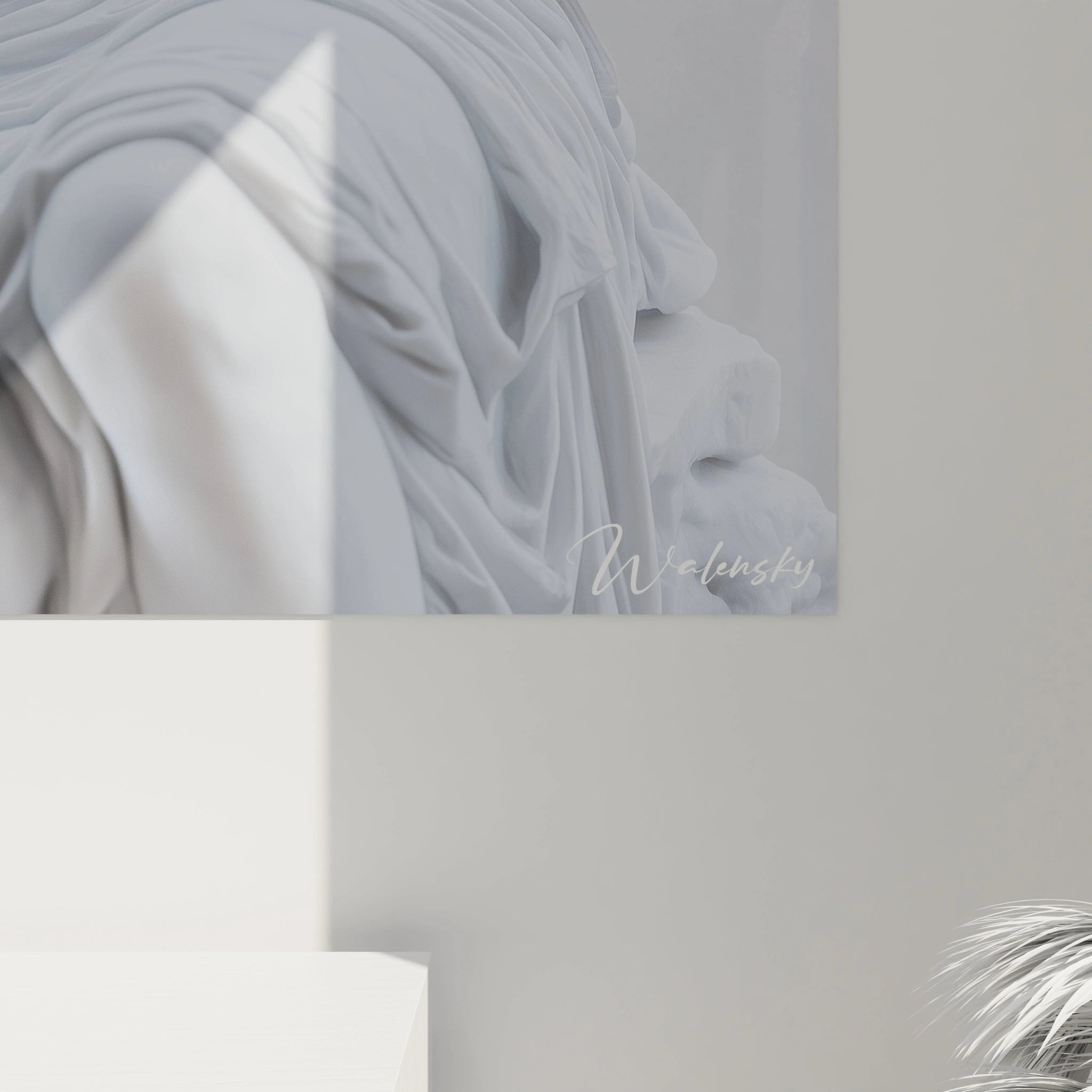 Un tableau statue royale en blanc monochrome représentant une femme couronnée avec un cornet de glace. Les textures lisses du visage contrastent avec les reliefs des vêtements plissés et la chevelure ondulée sur fond gris pâle.