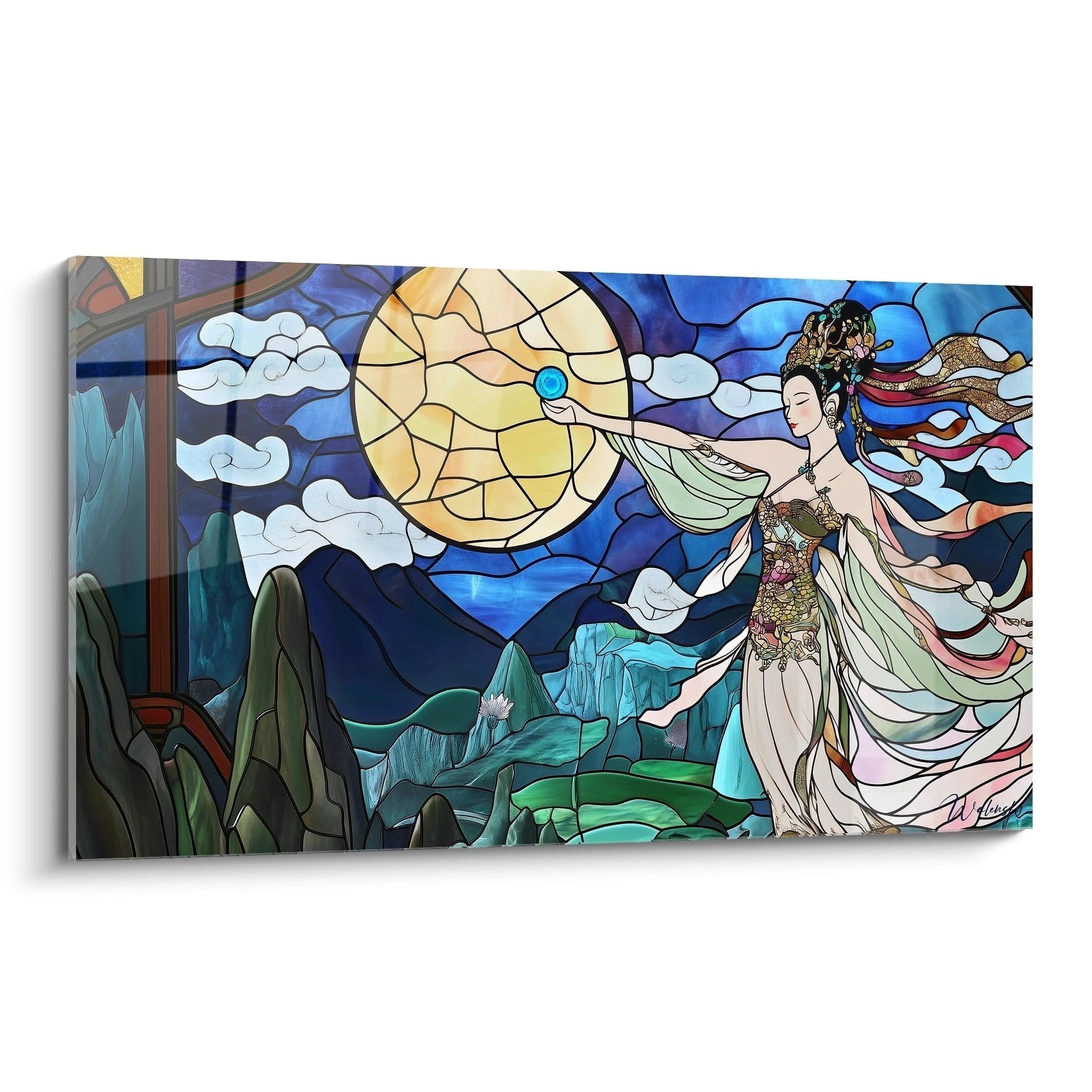 Un tableau vitraux représentant une déesse asiatique gracieuse touchant un orbe doré, avec des drapés flottants et une coiffe ornée, dans un paysage de montagnes turquoise sous un ciel bleu profond, séparé par des lignes noires imitant le plomb traditionnel.