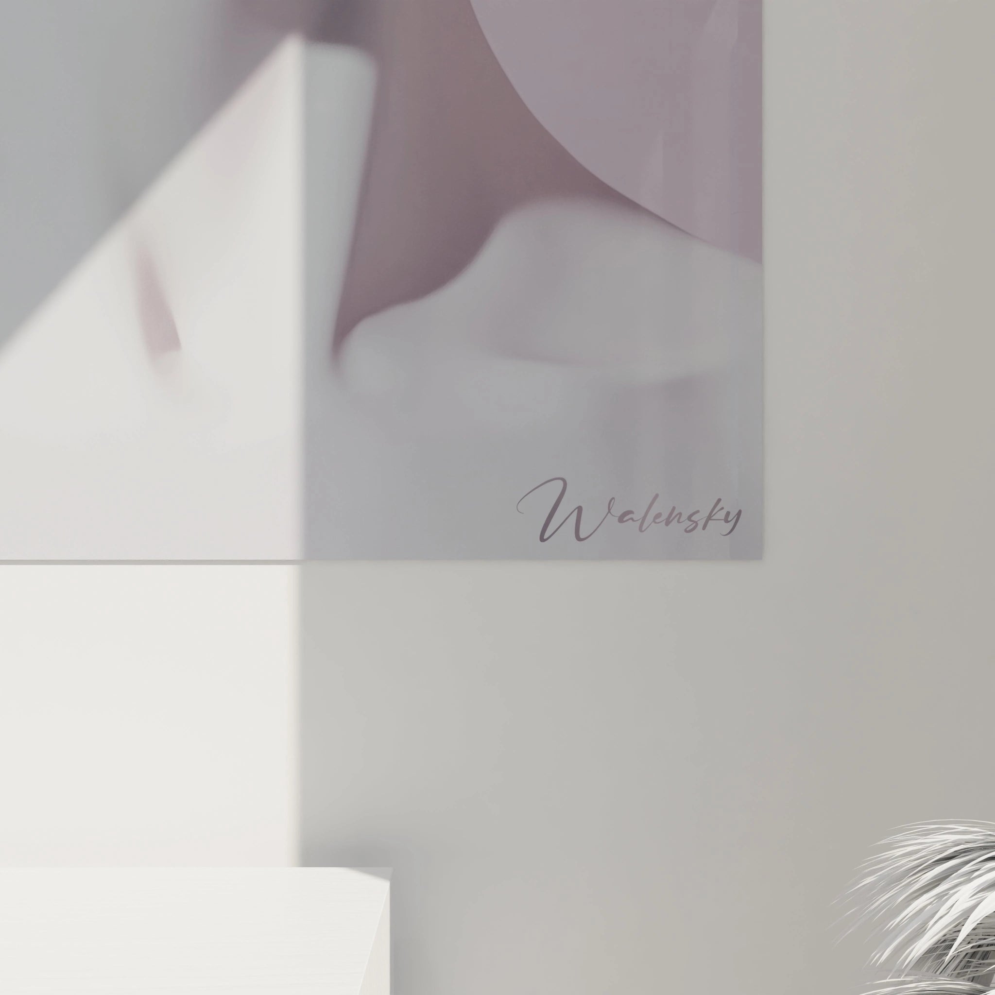 Un tableau statue présentant une sculpture néoclassique d'un visage féminin aux yeux masqués par une ligne rose vibrante, couronné de serpents blancs texturés qui s'enroulent de façon organique, créant un dialogue entre tradition et modernité.