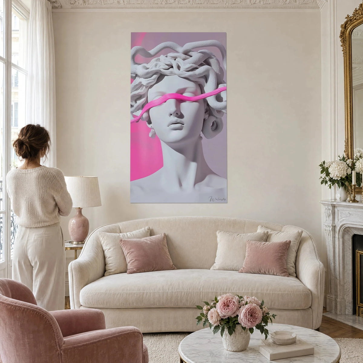 Schilderij buste van Medusa in wit marmer, fuchsia band over de ogen, gebeeldhouwde slangen, boven een bank in een lichte woonkamer