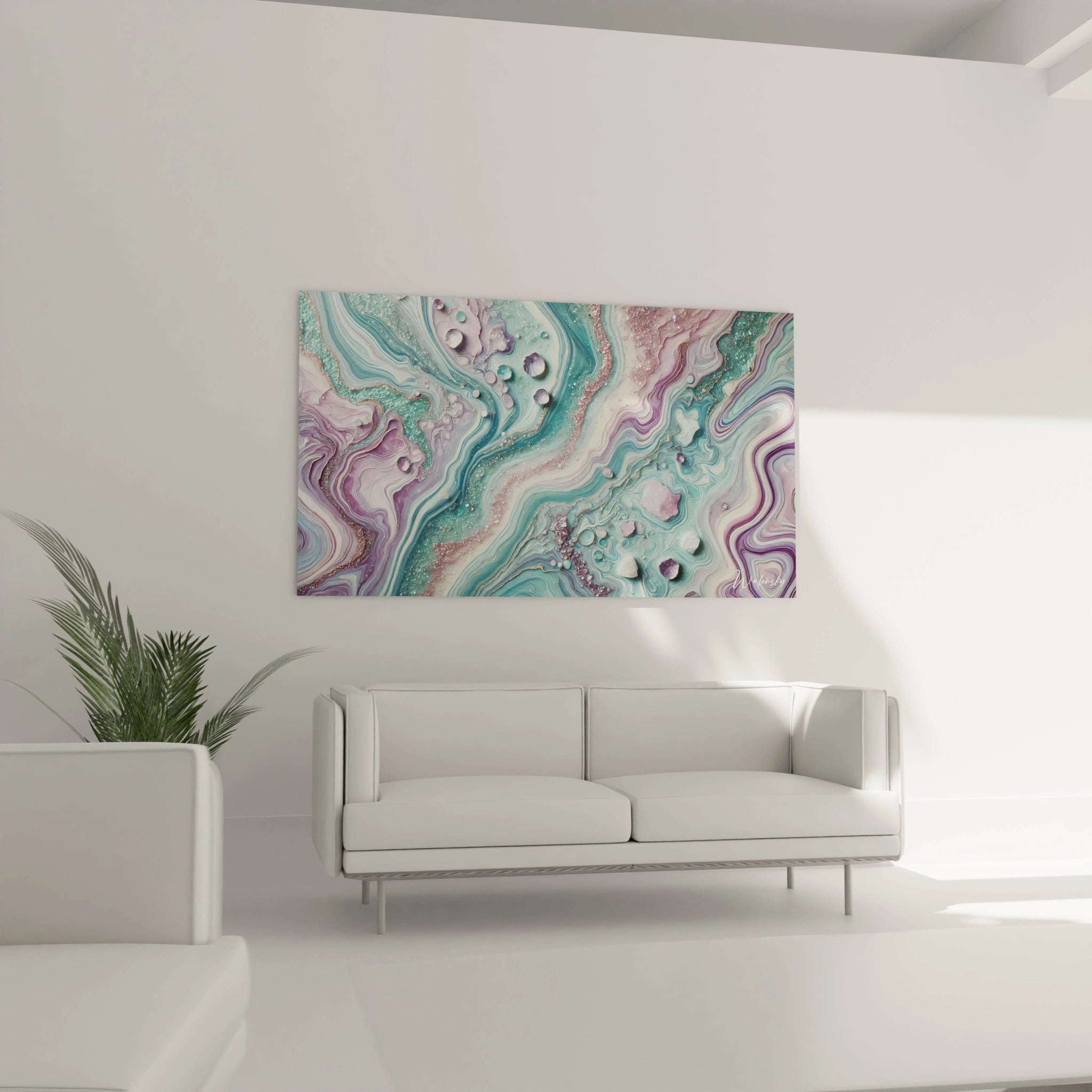 Tableau style epoxy suspendu au-dessus d’un canapé dans le salon, où les nuances de violet, vert et or rose captivent les regards. Ses courbes fluides ajoutent une touche luxueuse à l’espace.
