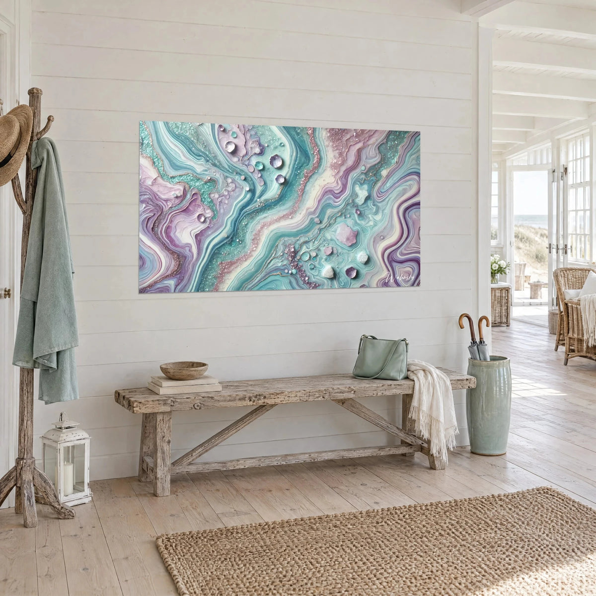 Tableau fluide agate aux volutes menthe et lilas, paillettes roses et cabochons, mur blanc, maison de bord de mer